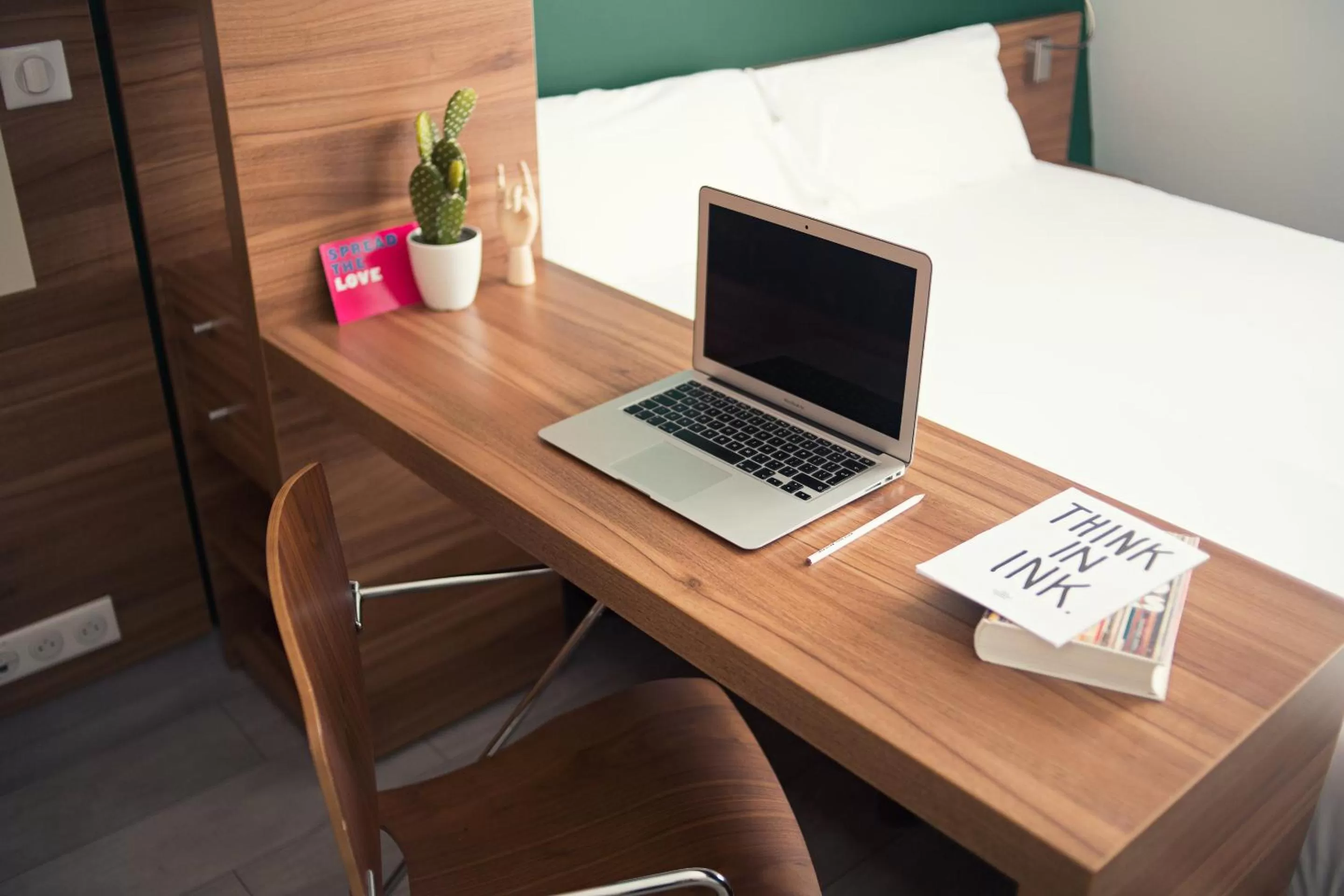hair dresser in The Social Hub Paris La Défense