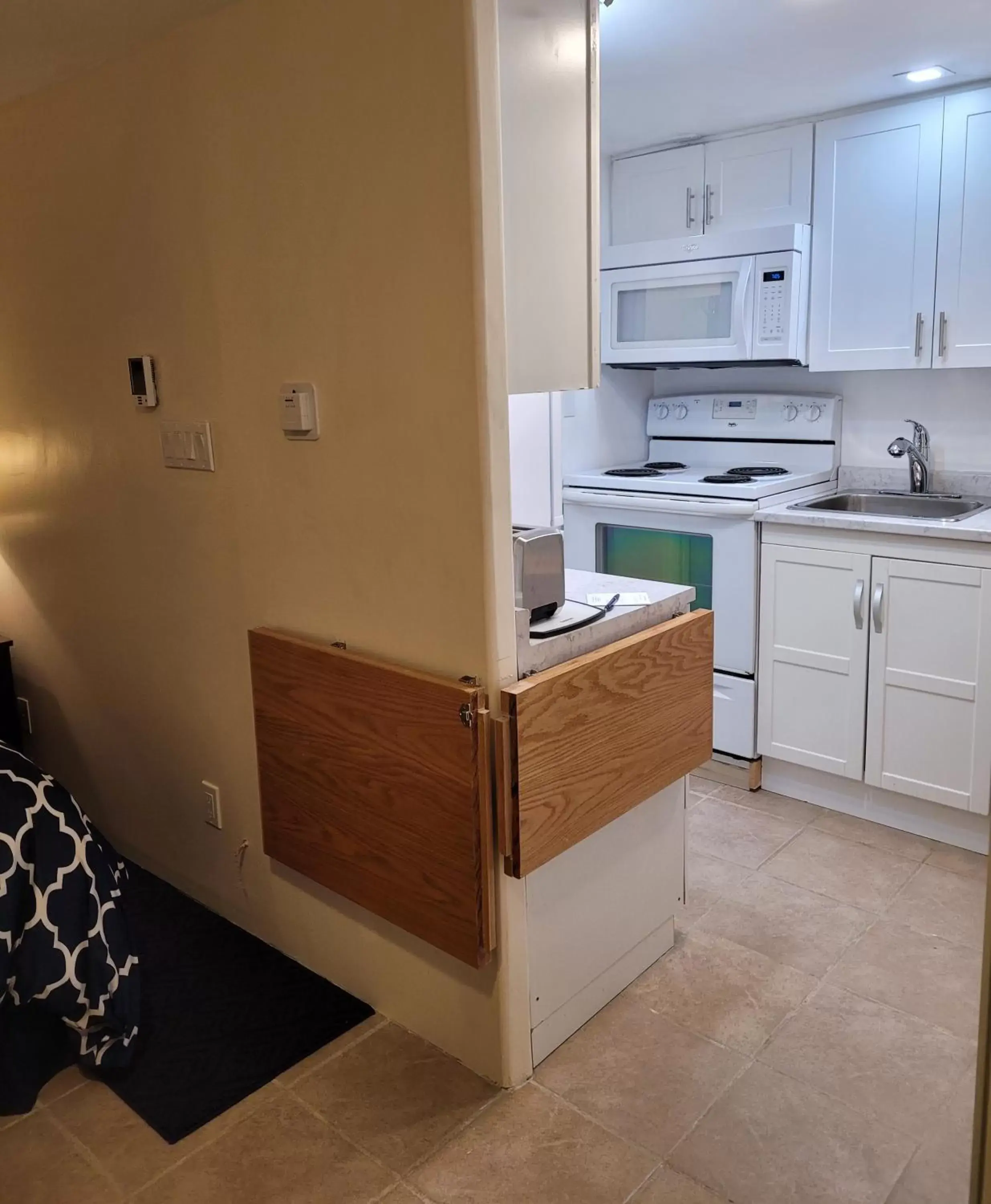 Kitchen/Kitchenette in The Noble Waterfront Apartment Suites