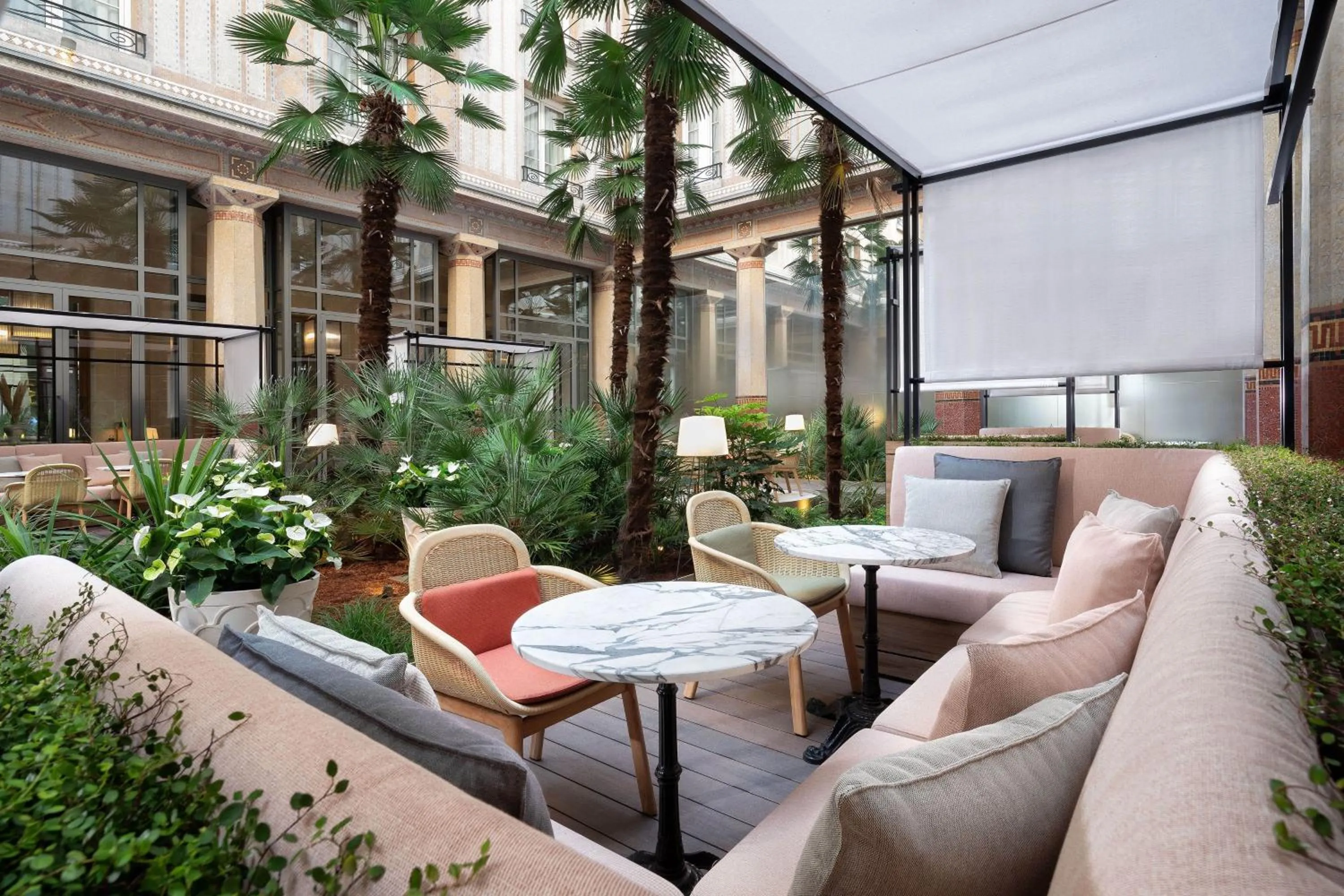 Restaurant/places to eat in Prince de Galles, a Luxury Collection hotel, Paris