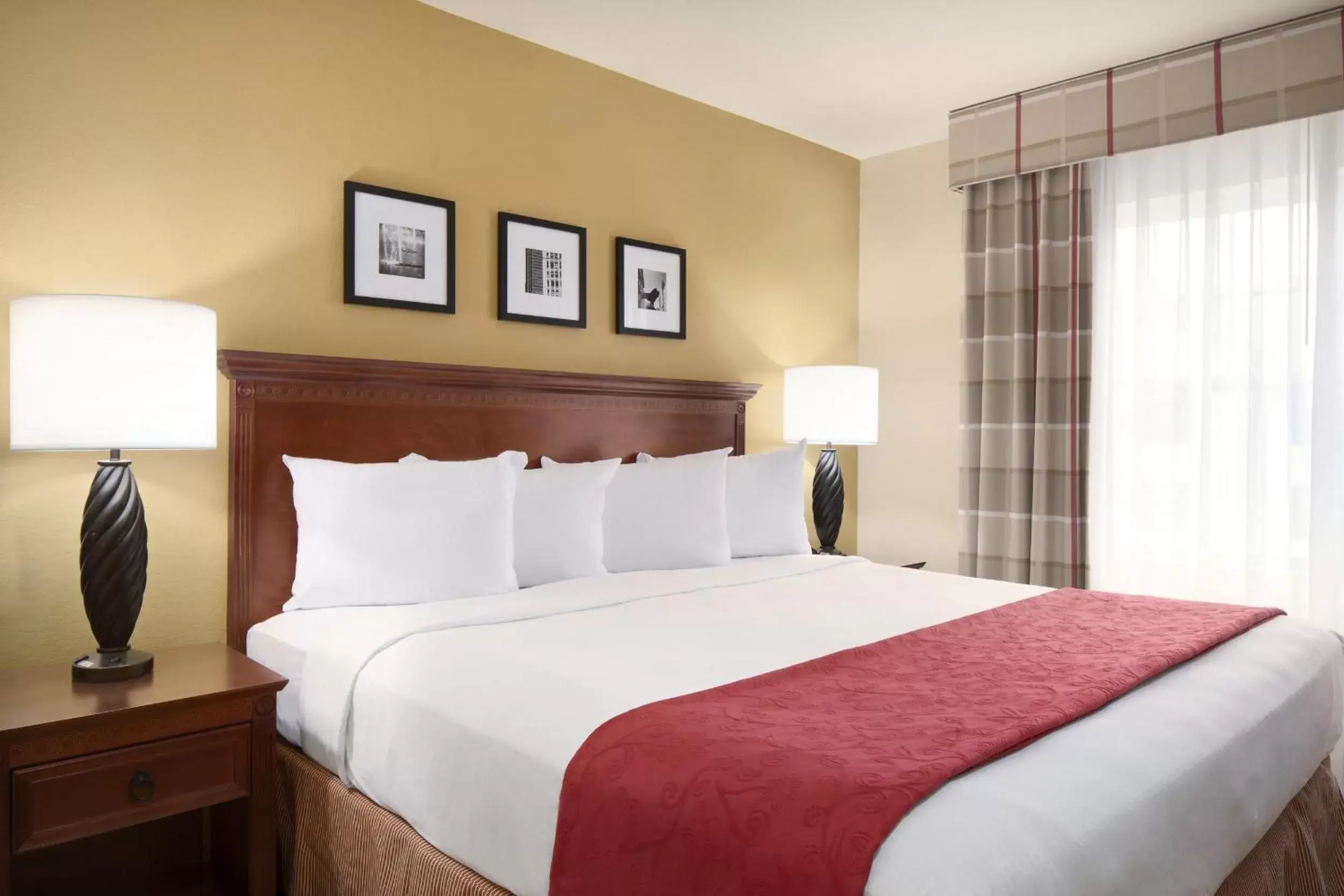 Bed in Country Inn & Suites by Radisson, Champaign North, IL