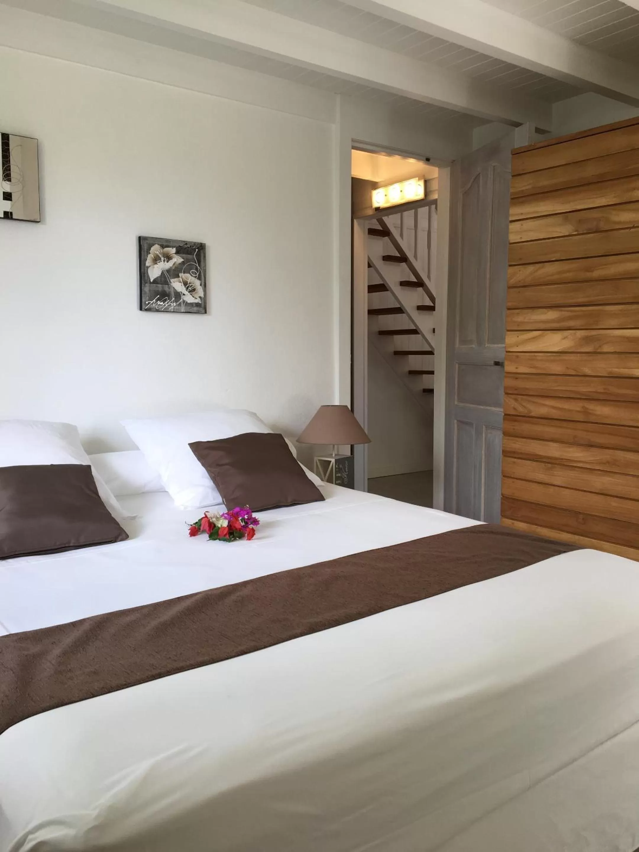 Bedroom, Bed in Chambres d'hôtes et villas chez Flo