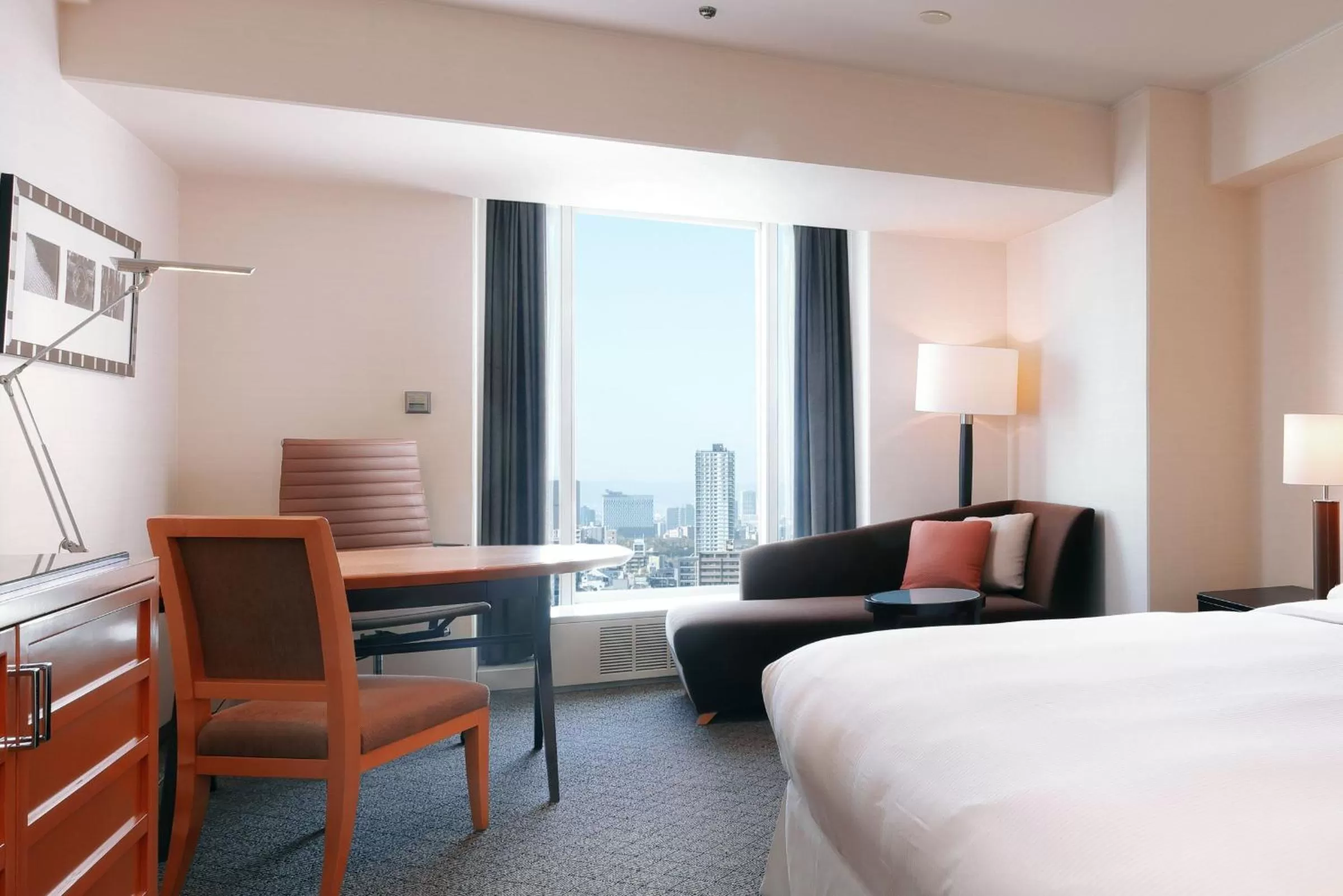 Photo of the whole room, Bed in Sheraton Miyako Hotel Osaka