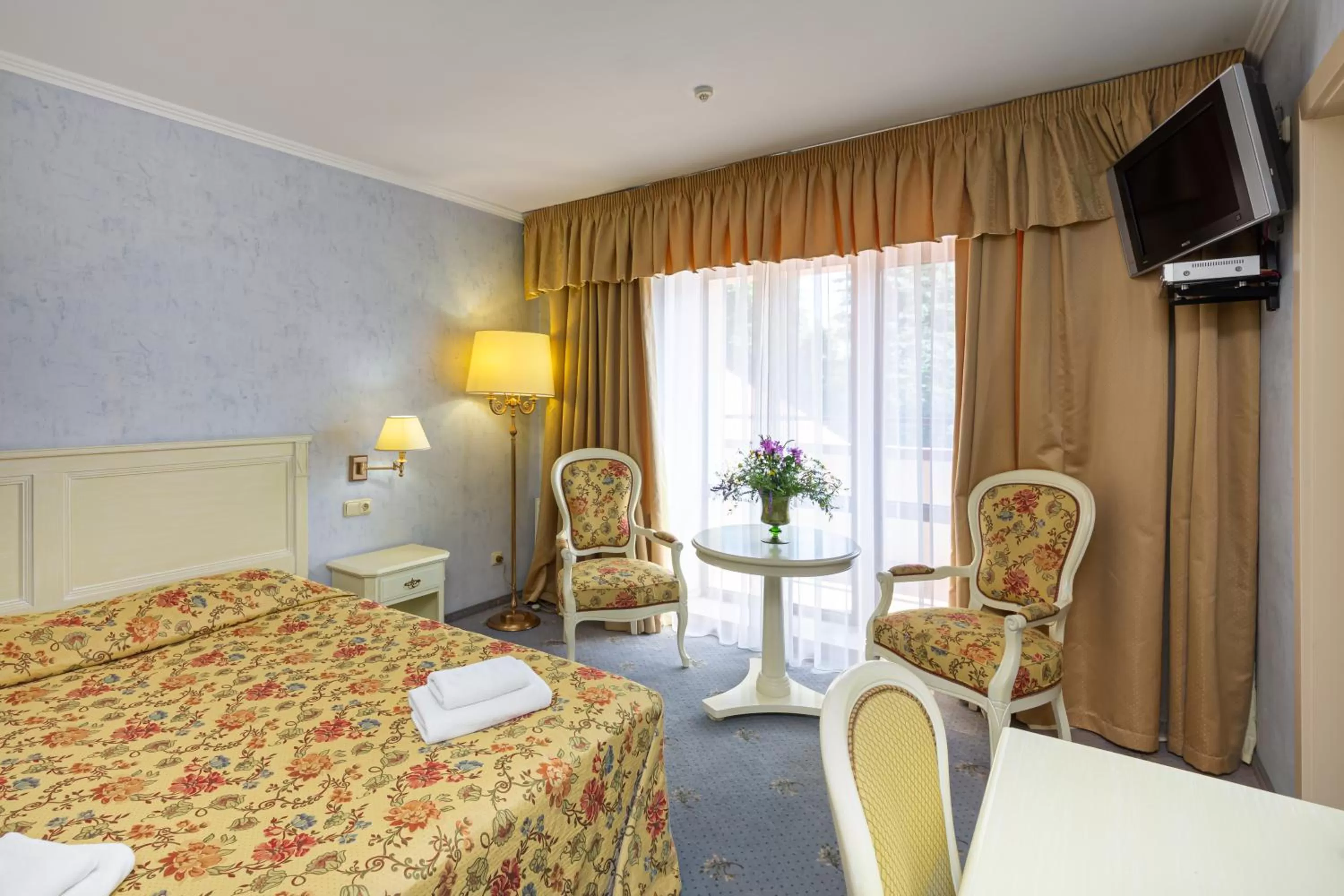 Bedroom, Bed in Edelweiss