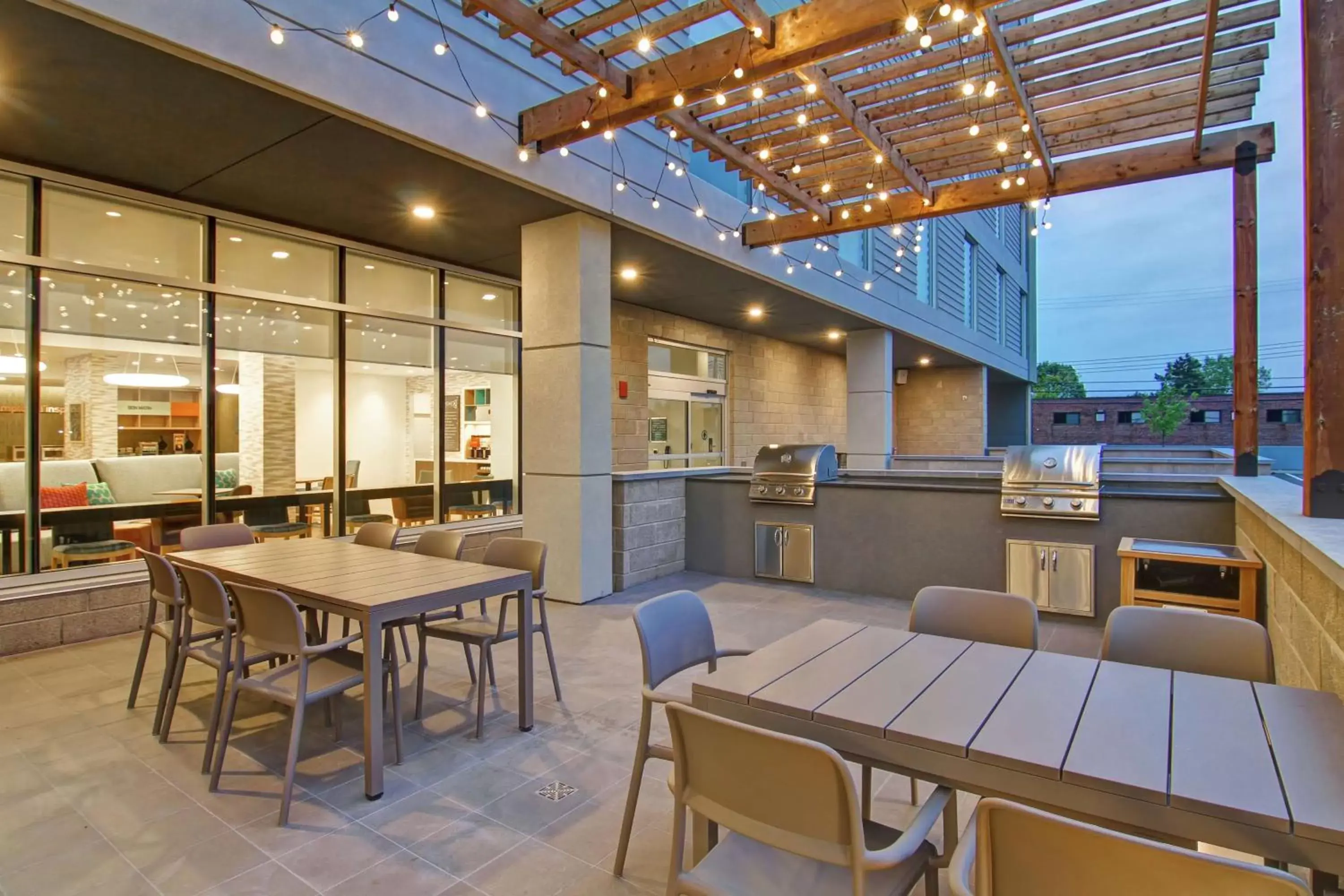 Patio, Restaurant/Places to Eat in Home2 Suites By Hilton Montreal Dorval
