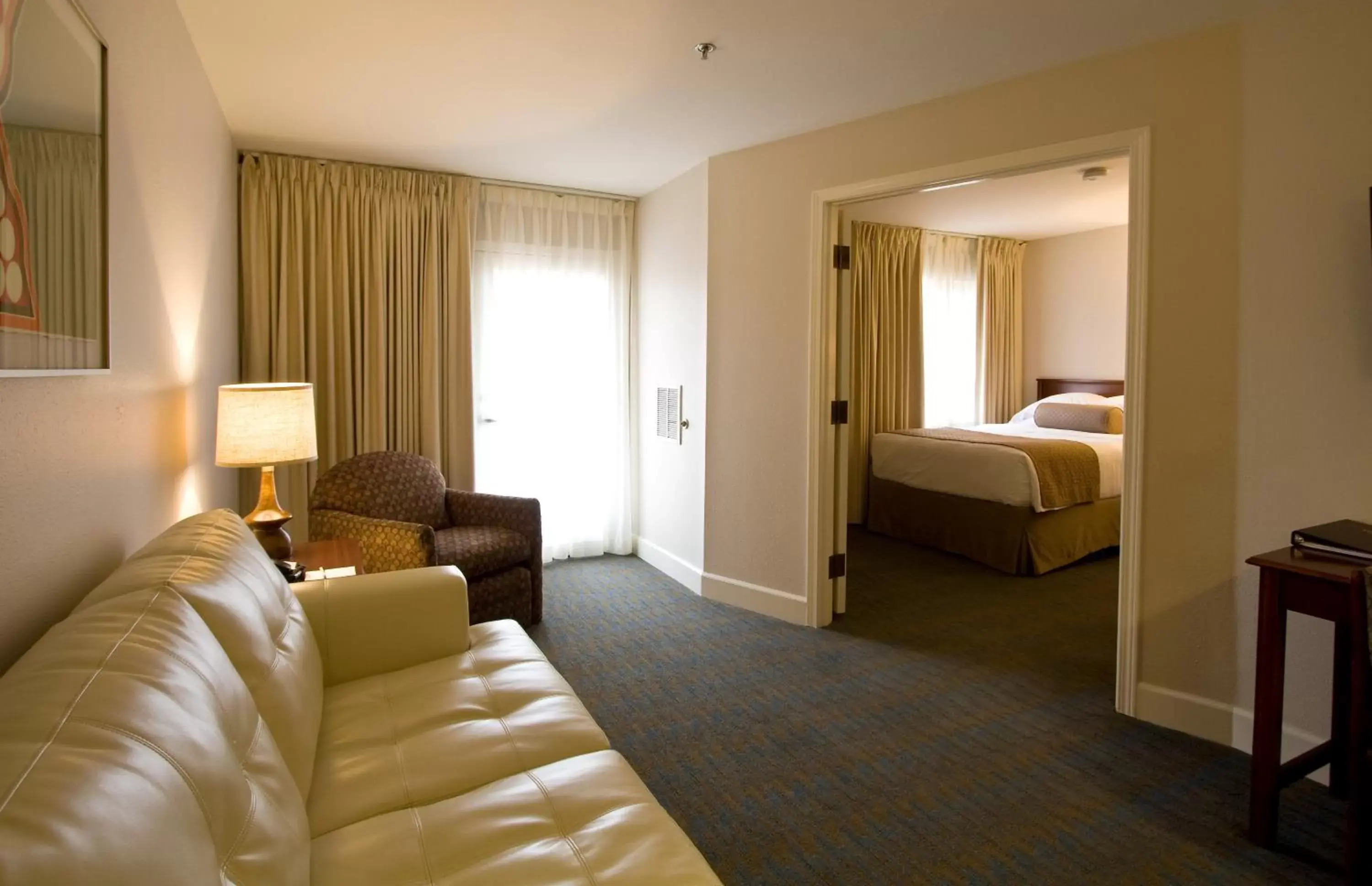 Communal lounge/ TV room, Bed in Ashland Hills Hotel & Suites