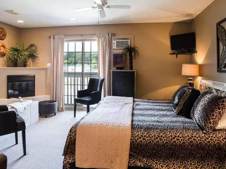 Shower, TV/Entertainment Center in Inn on the Harbour and Telegraph House