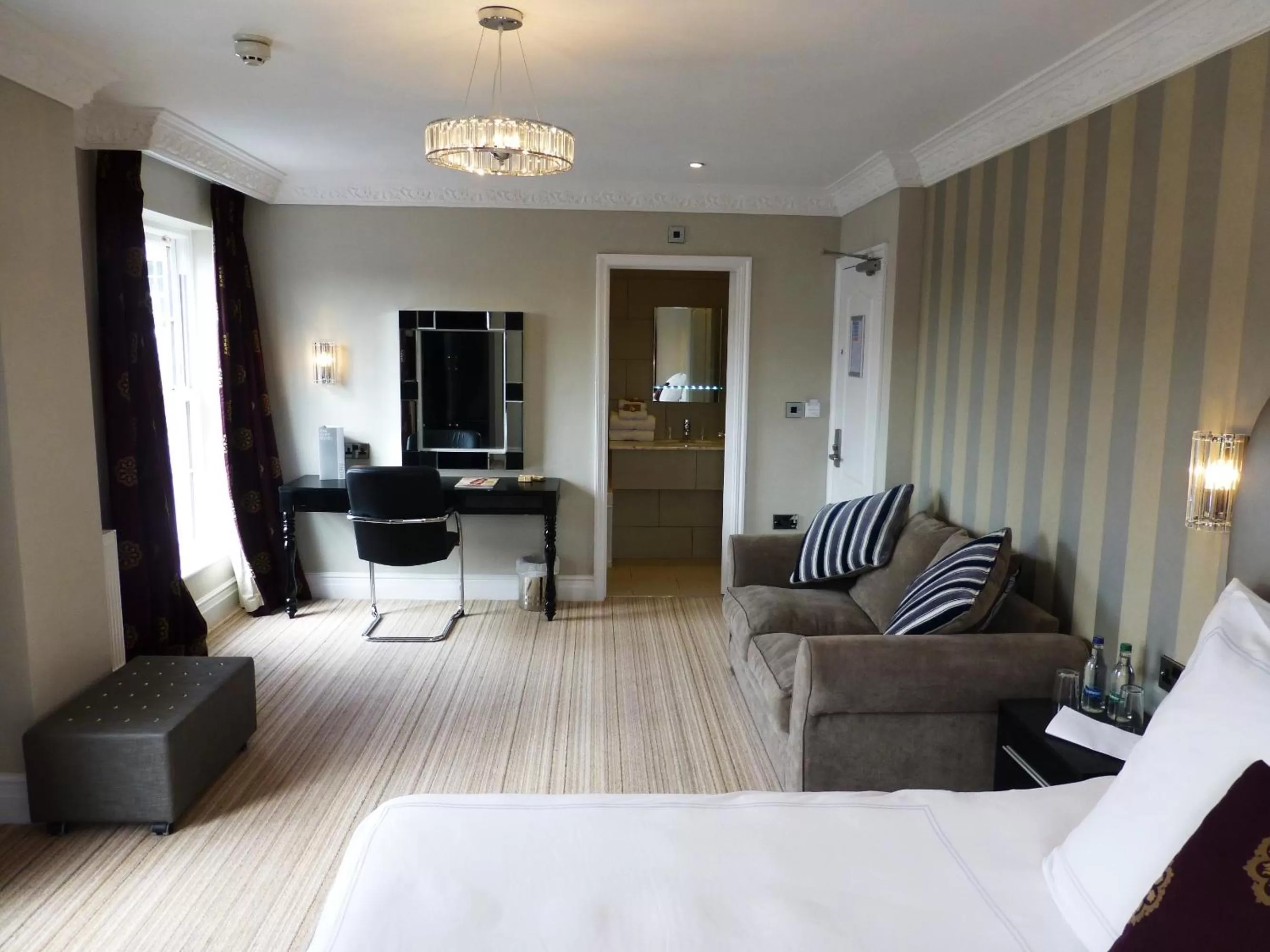 Bedroom, Bed in Cliff Hotel