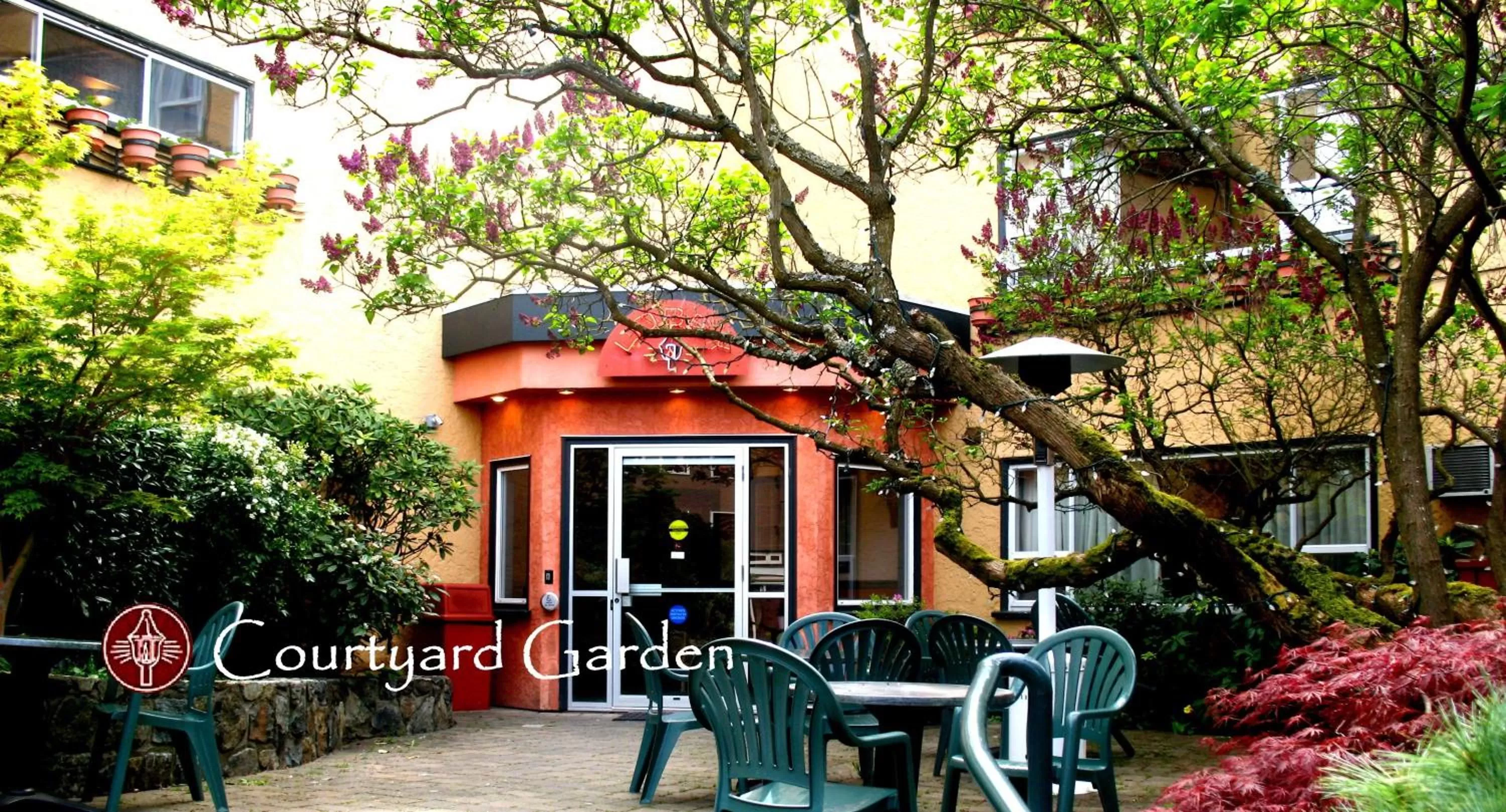 Facade/entrance in Helm's Inn