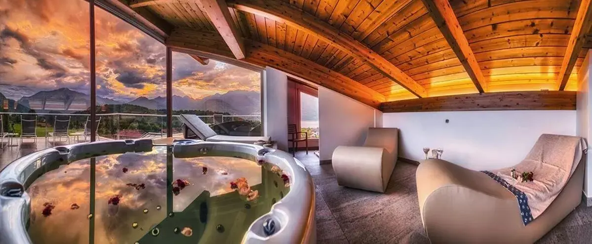 Hot Tub, Spa/Wellness in Rainbow Holiday Apartments Lake Como