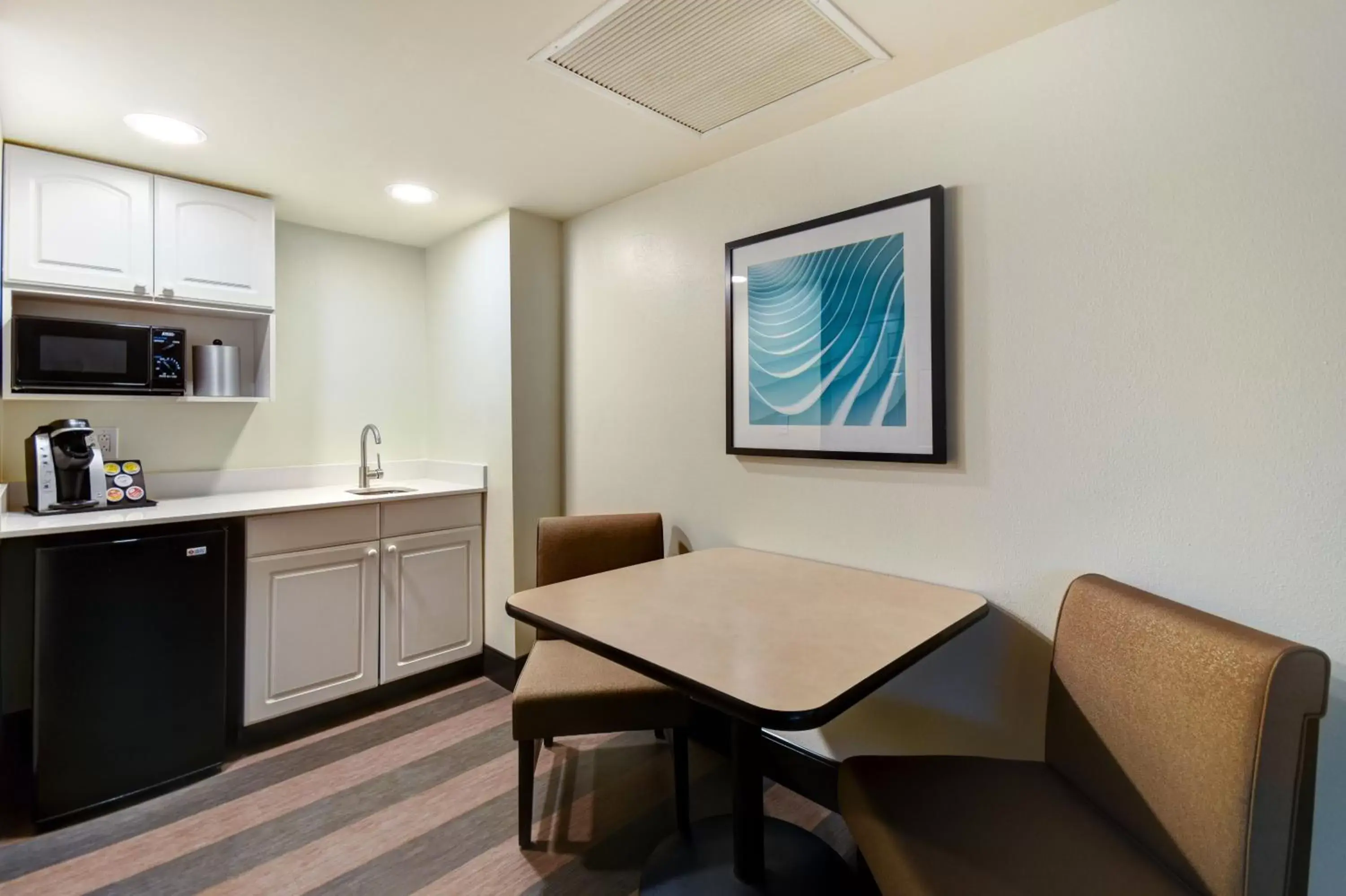 Photo of the whole room, Kitchen/Kitchenette in Holiday Inn - Allentown I-78 & Rt. 222, an IHG Hotel