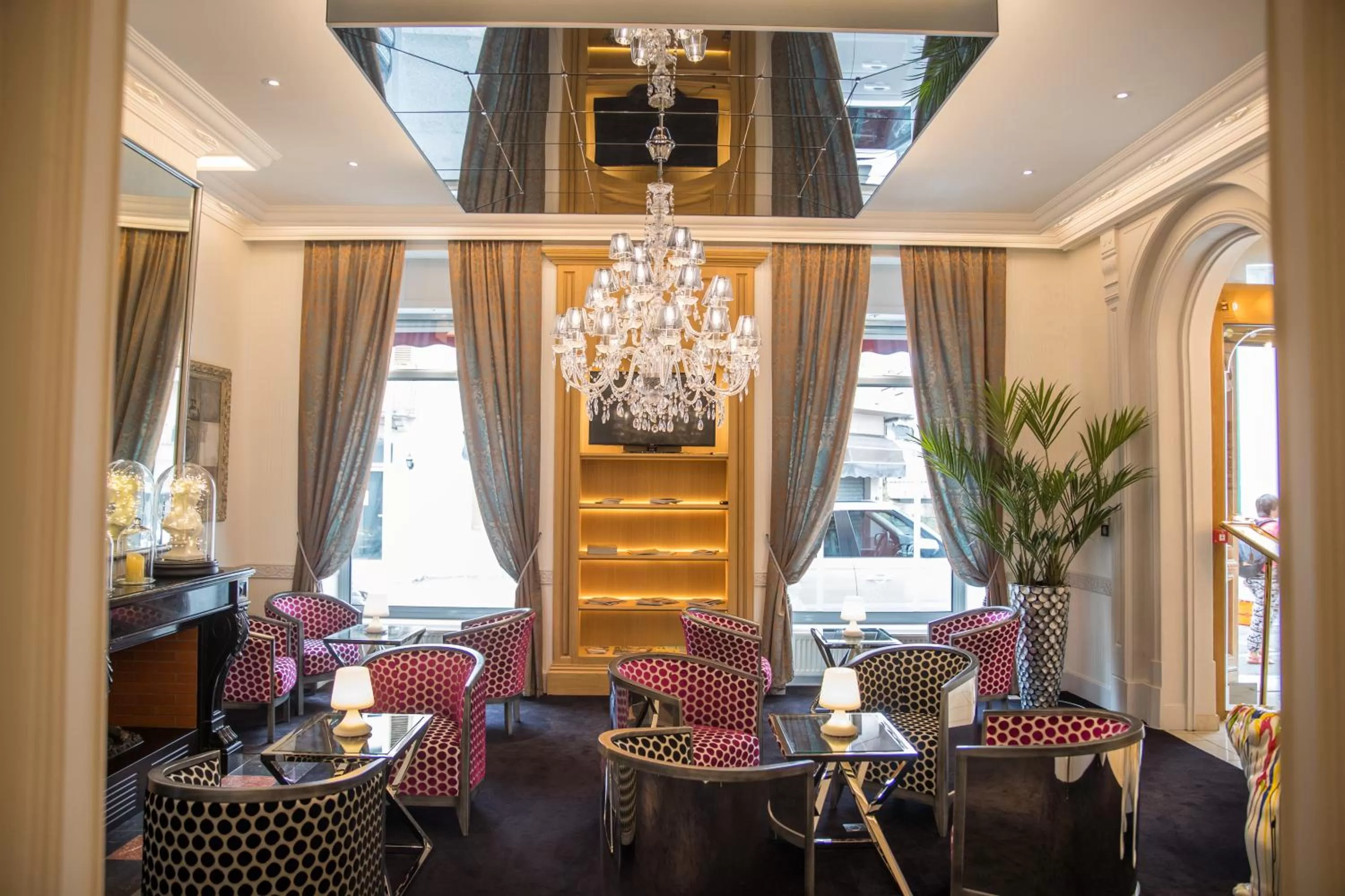 Communal lounge/ TV room in Best Western Beauséjour