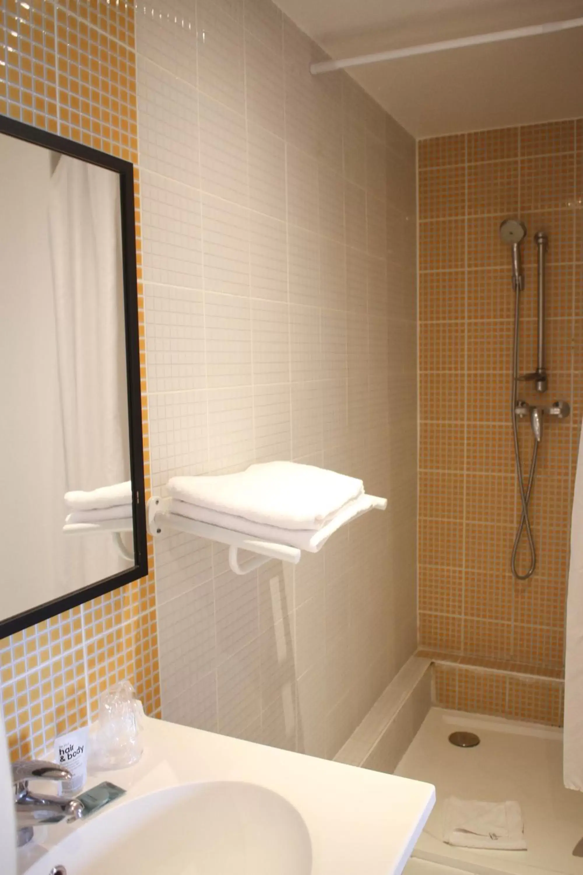 Bathroom in Orly Superior Hotel