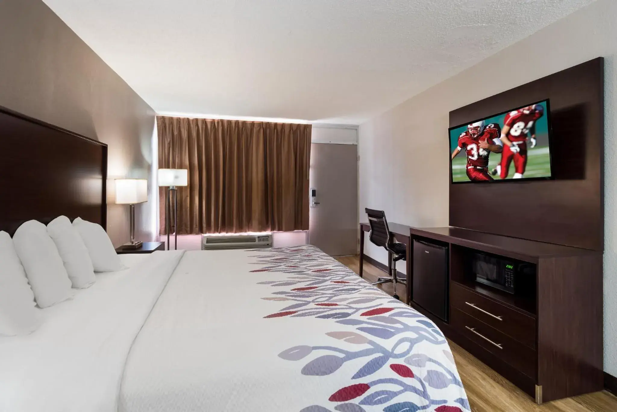 Bedroom, Bed in Red Roof Inn Columbia, SC Airport