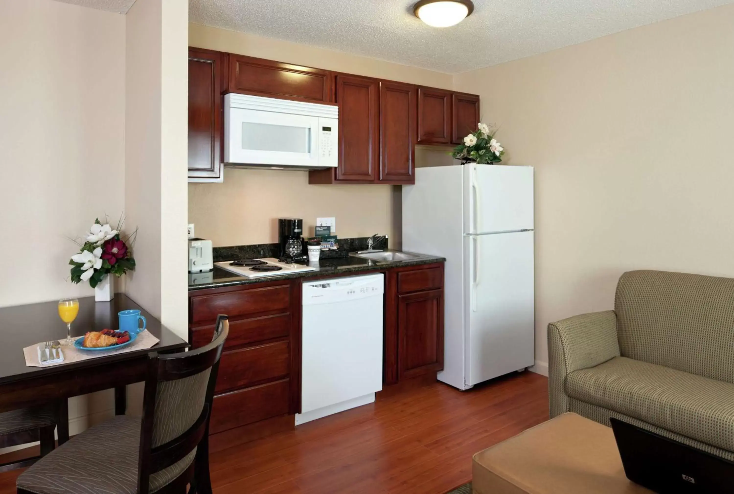 Living room, Kitchen/Kitchenette in Homewood Suites by Hilton Boston/Andover
