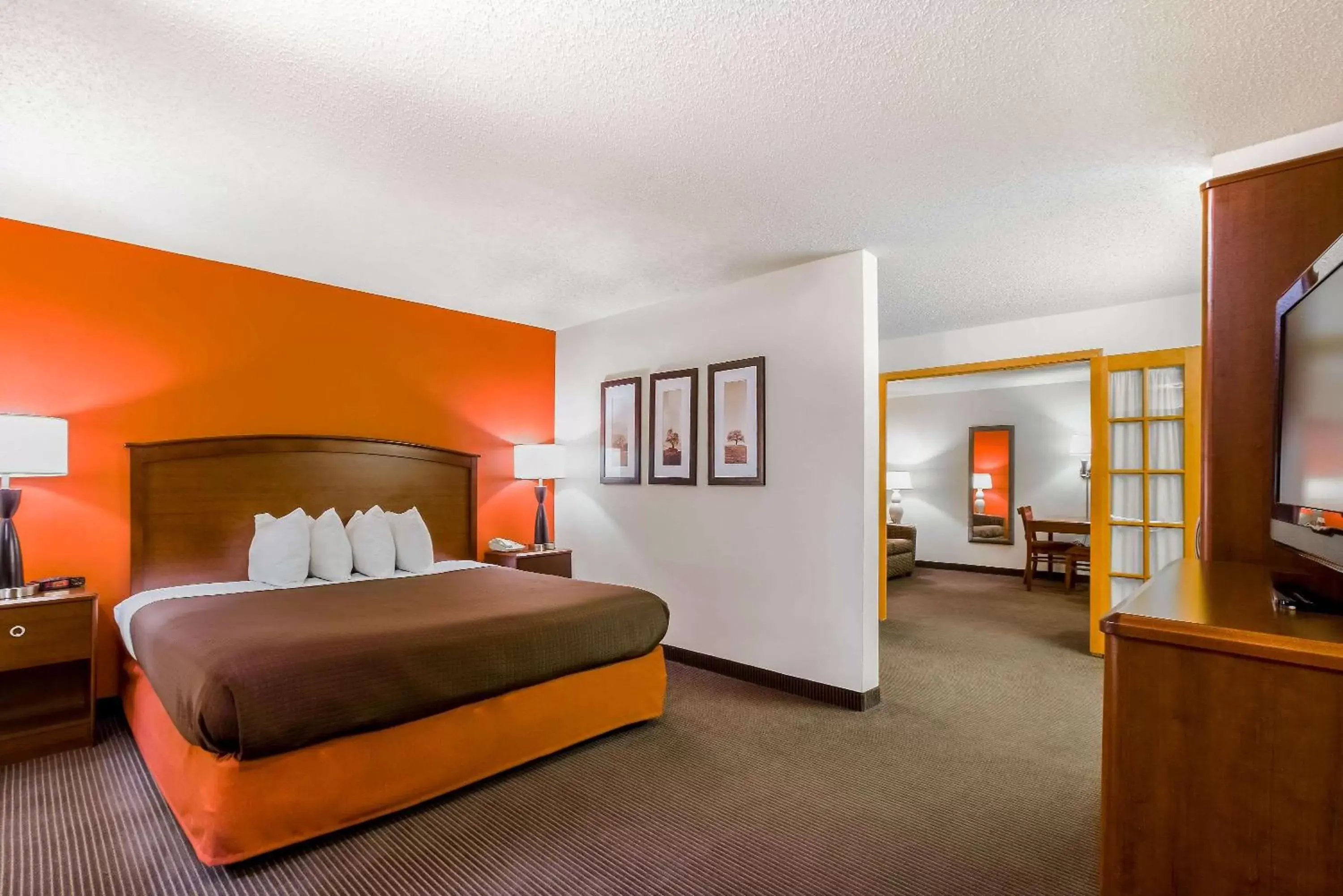 Photo of the whole room, Bed in AmericInn by Wyndham Chamberlain Conference Center