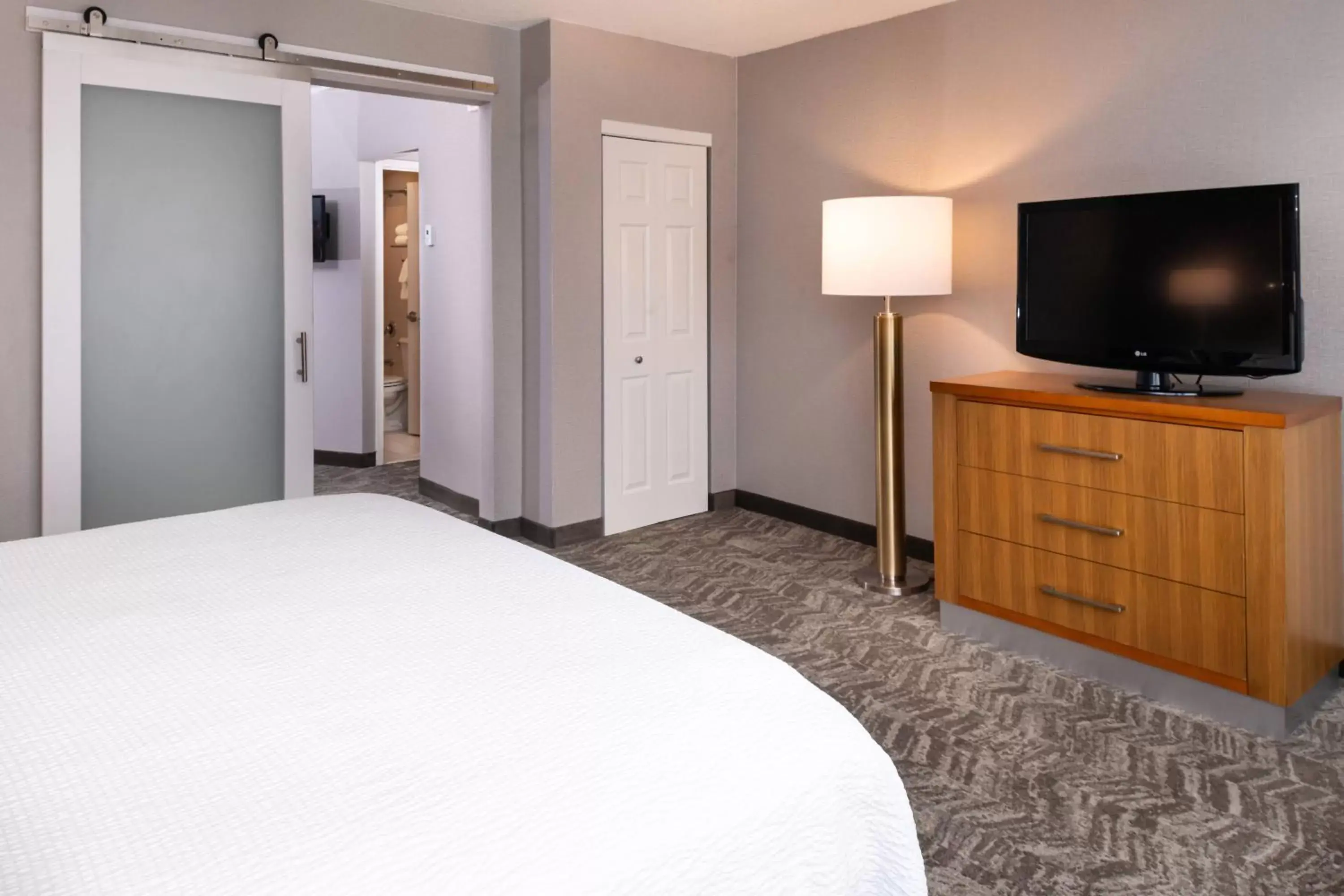 Bedroom, TV/Entertainment Center in SpringHill Suites by Marriott Pittsburgh North Shore