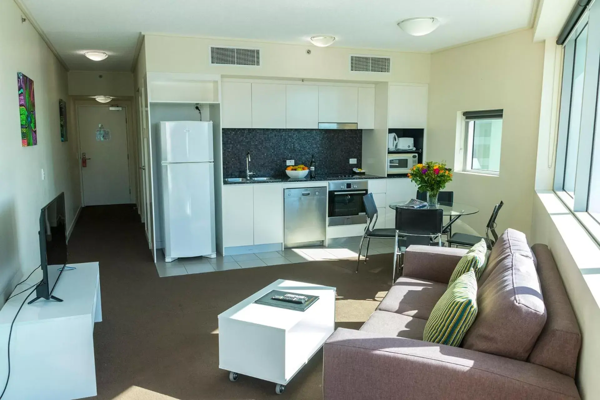 Living room, Kitchen/Kitchenette in Evolution Apartments