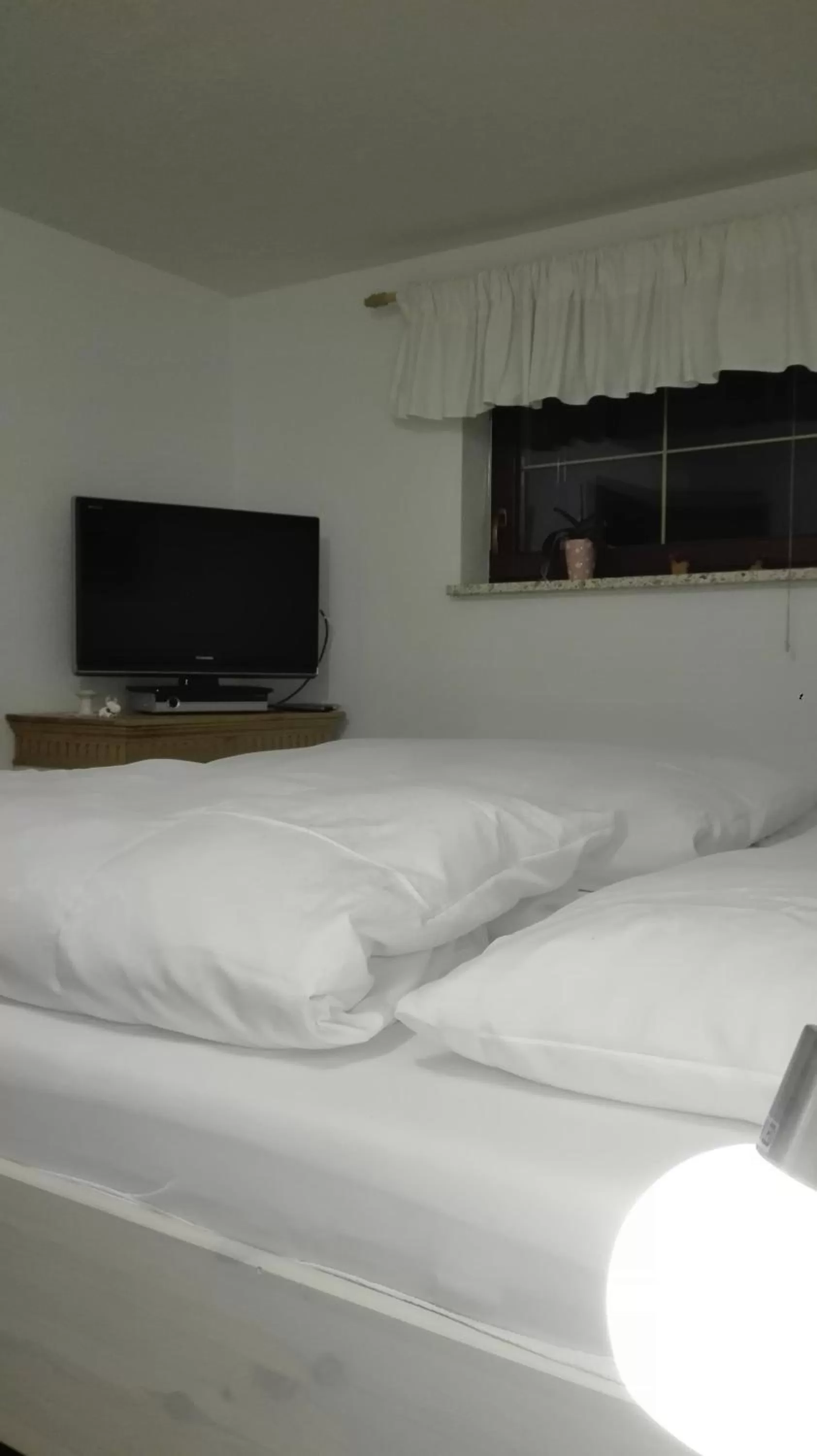 Bed in Gästezimmer Familie Müller