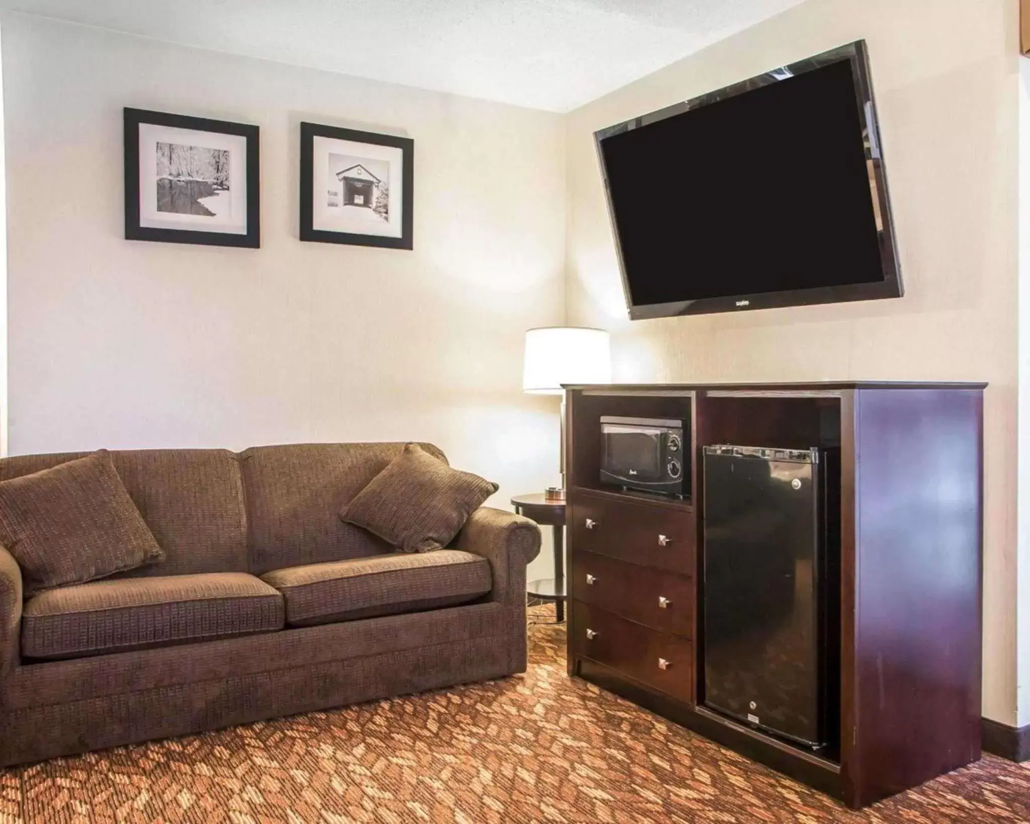 Photo of the whole room, TV/Entertainment Center in Quality Inn St. Mary's