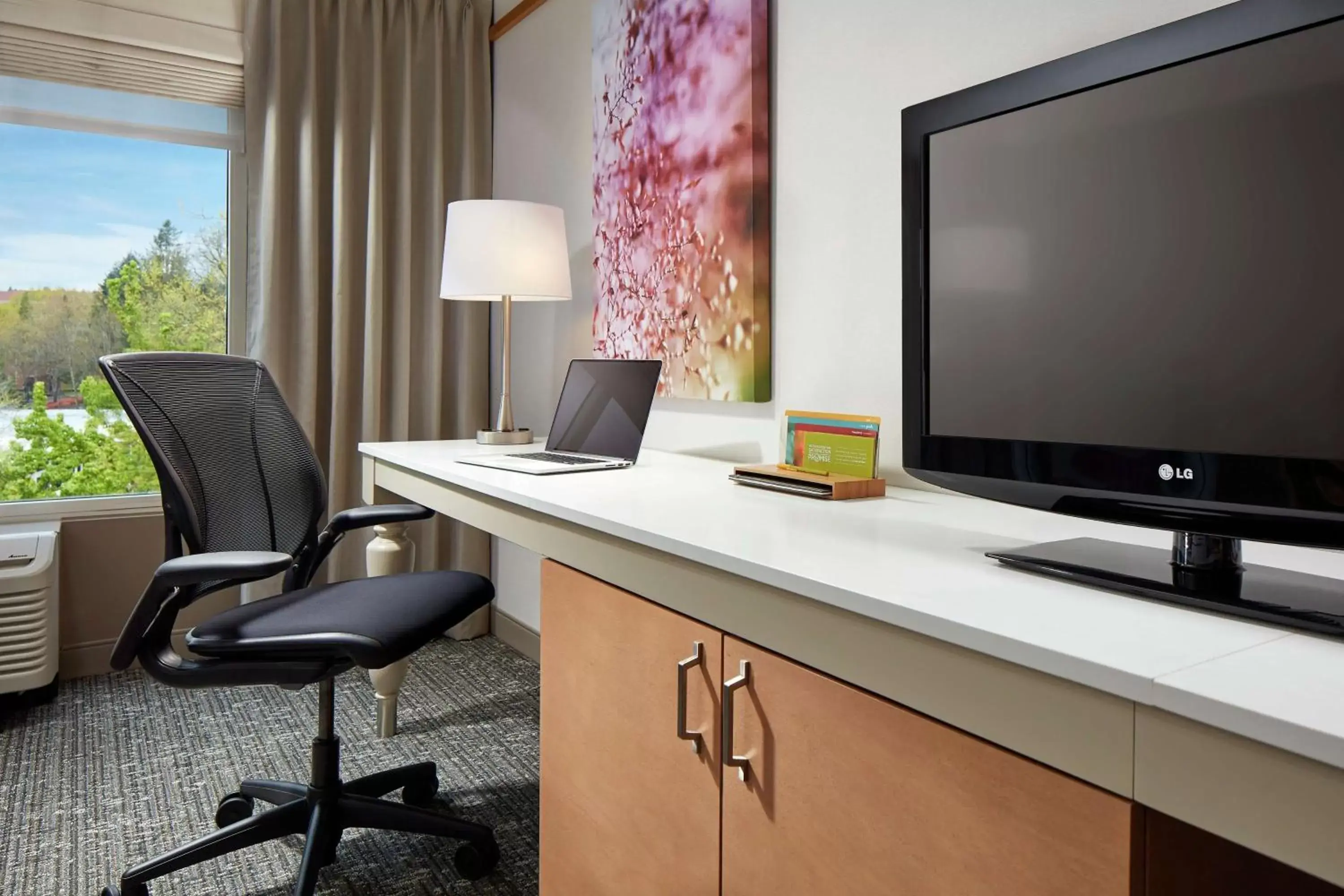 Bedroom, TV/Entertainment Center in Hilton Garden Inn Portland Lake Oswego