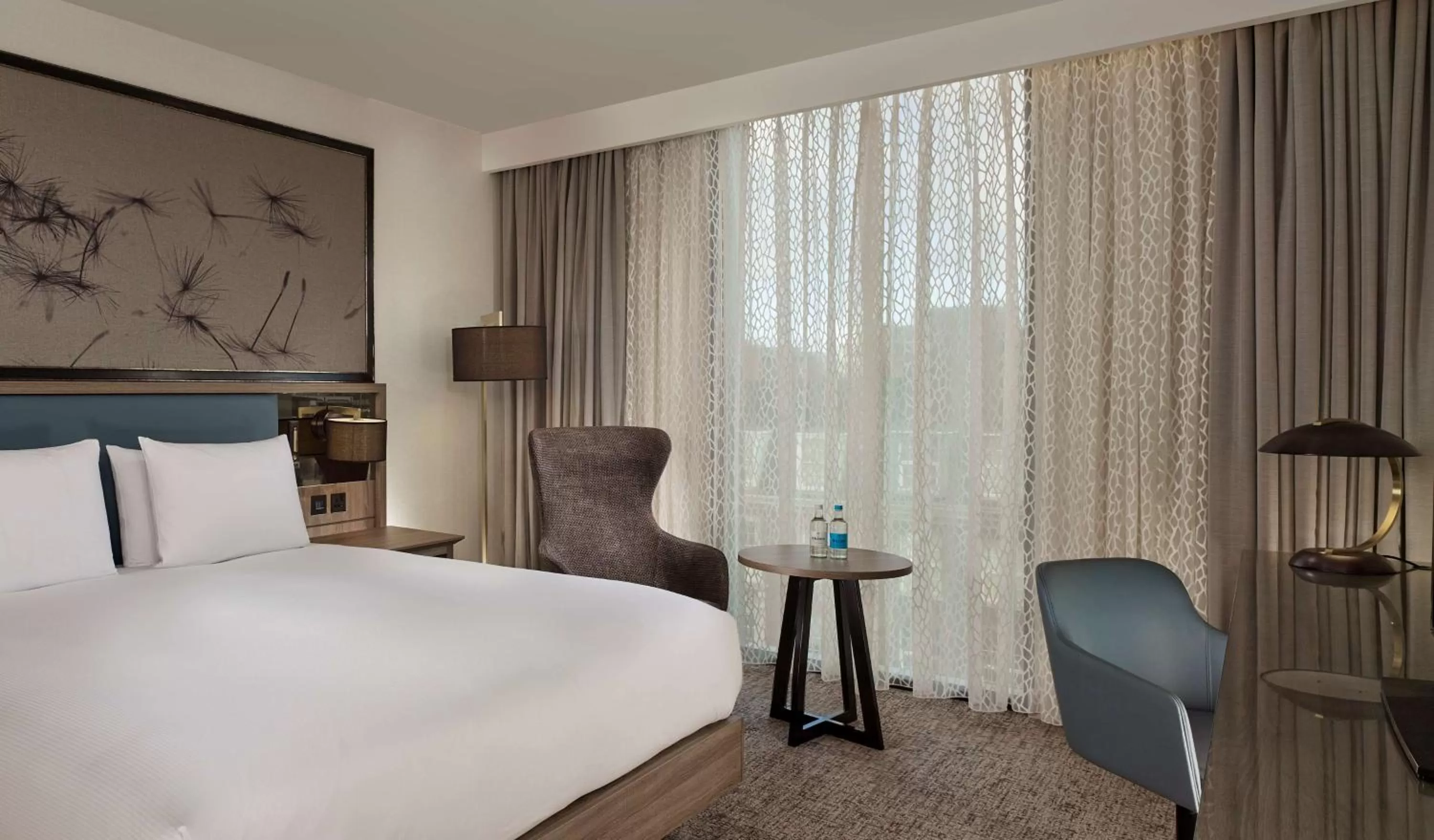 Living room, Bed in Doubletree By Hilton Hull