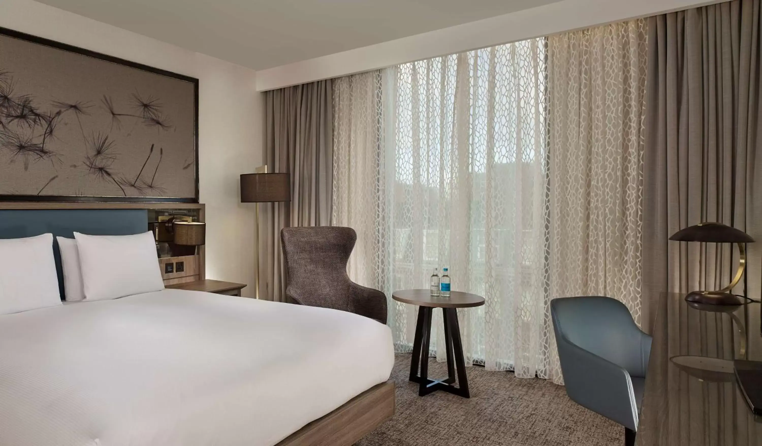 Living room, Bed in Doubletree By Hilton Hull Living room, Bed in Doubletree By Hilton Hull