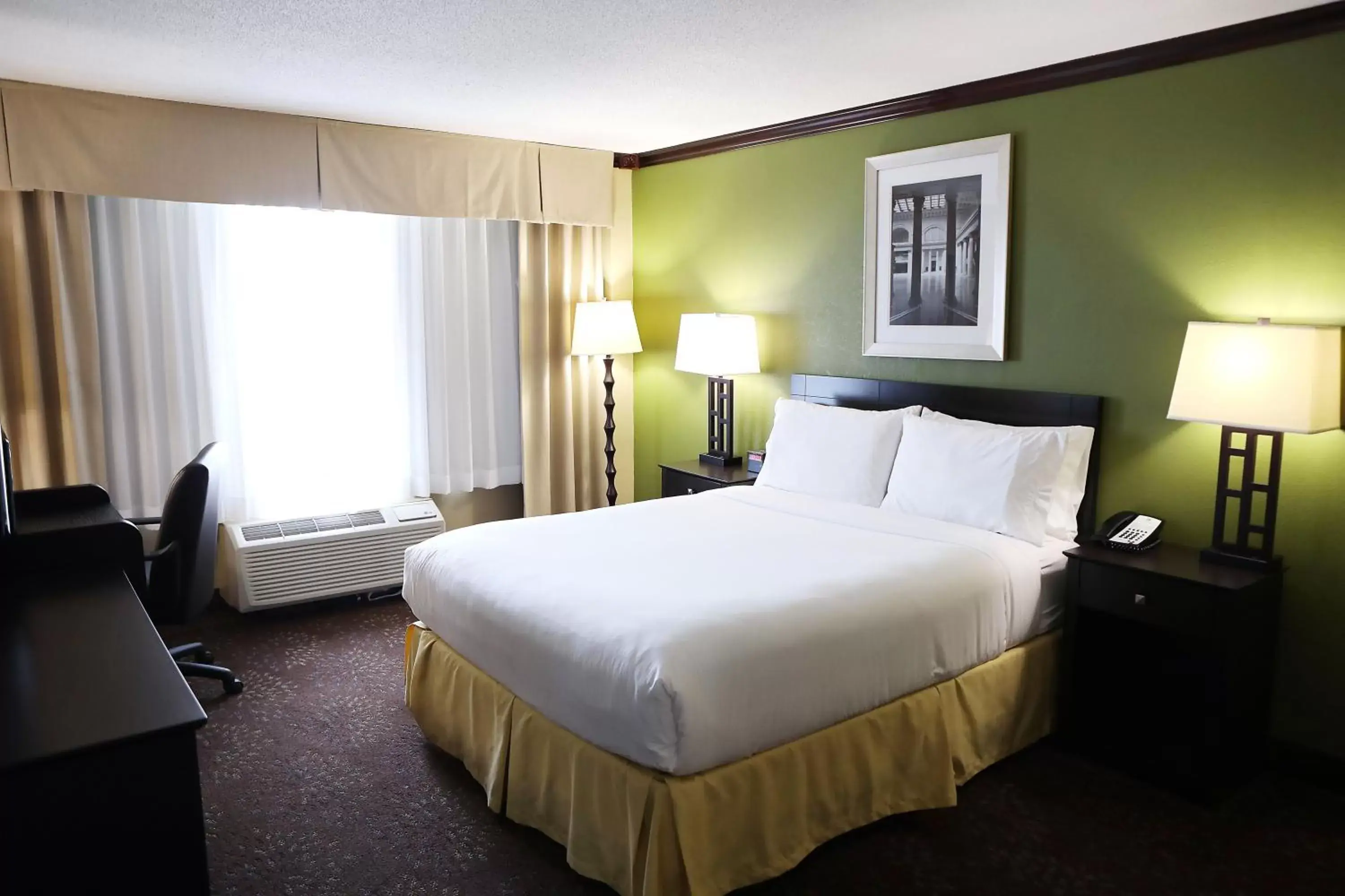 Photo of the whole room, Bed in Holiday Inn Chicago/Oak Brook, an IHG Hotel