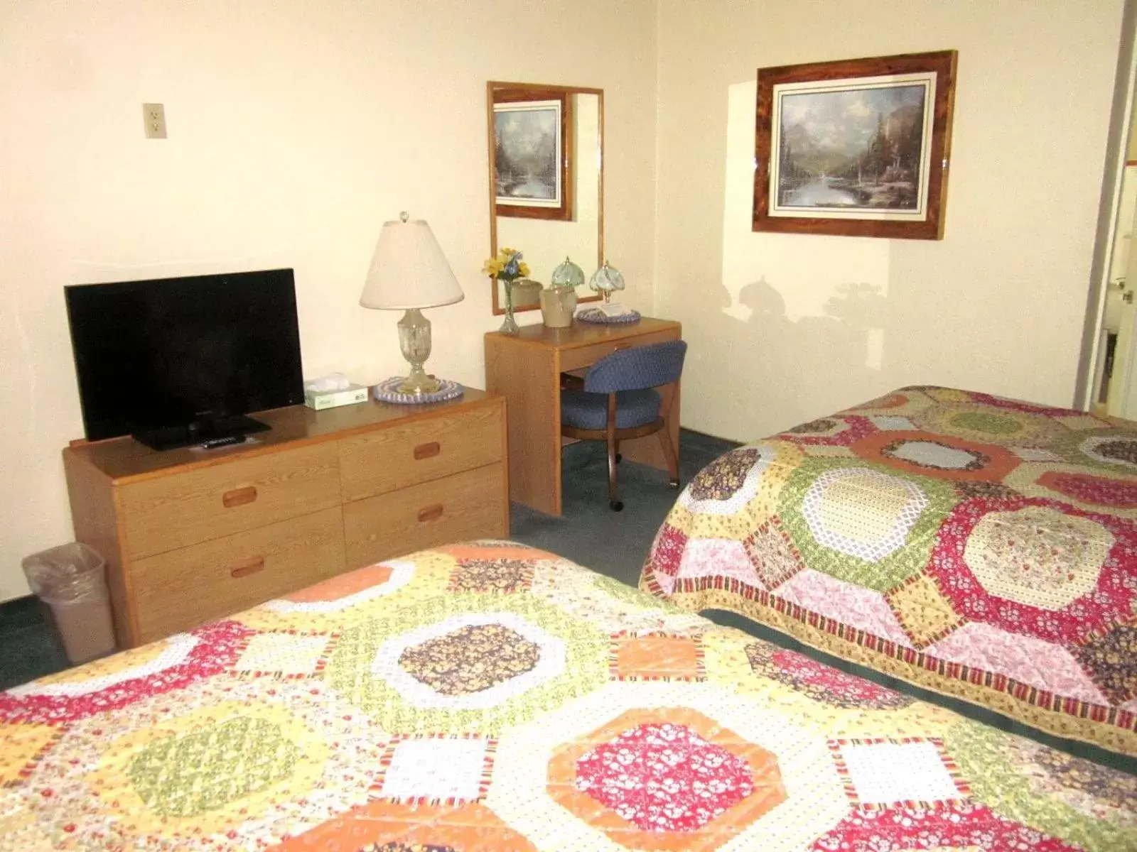 Photo of the whole room, Bed in Color Country Motel