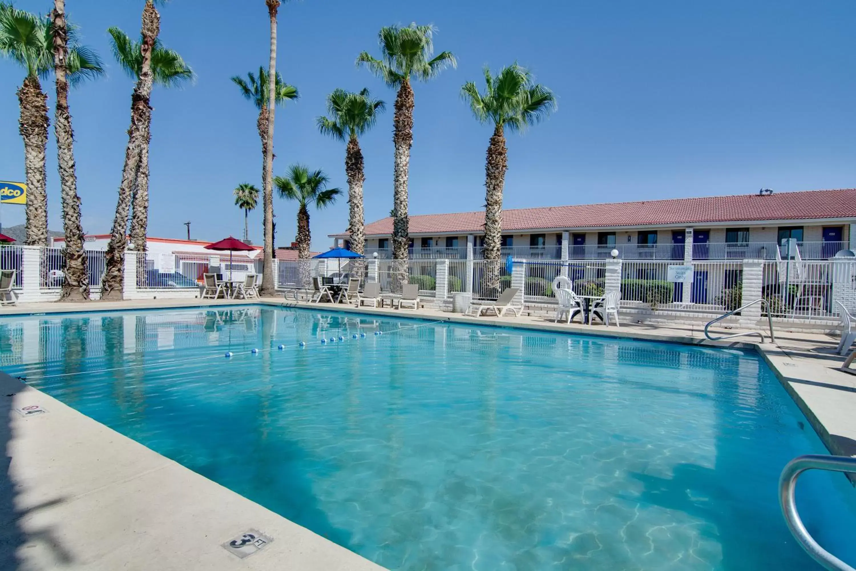Swimming Pool in Motel 6-Eloy, AZ - Casa Grande