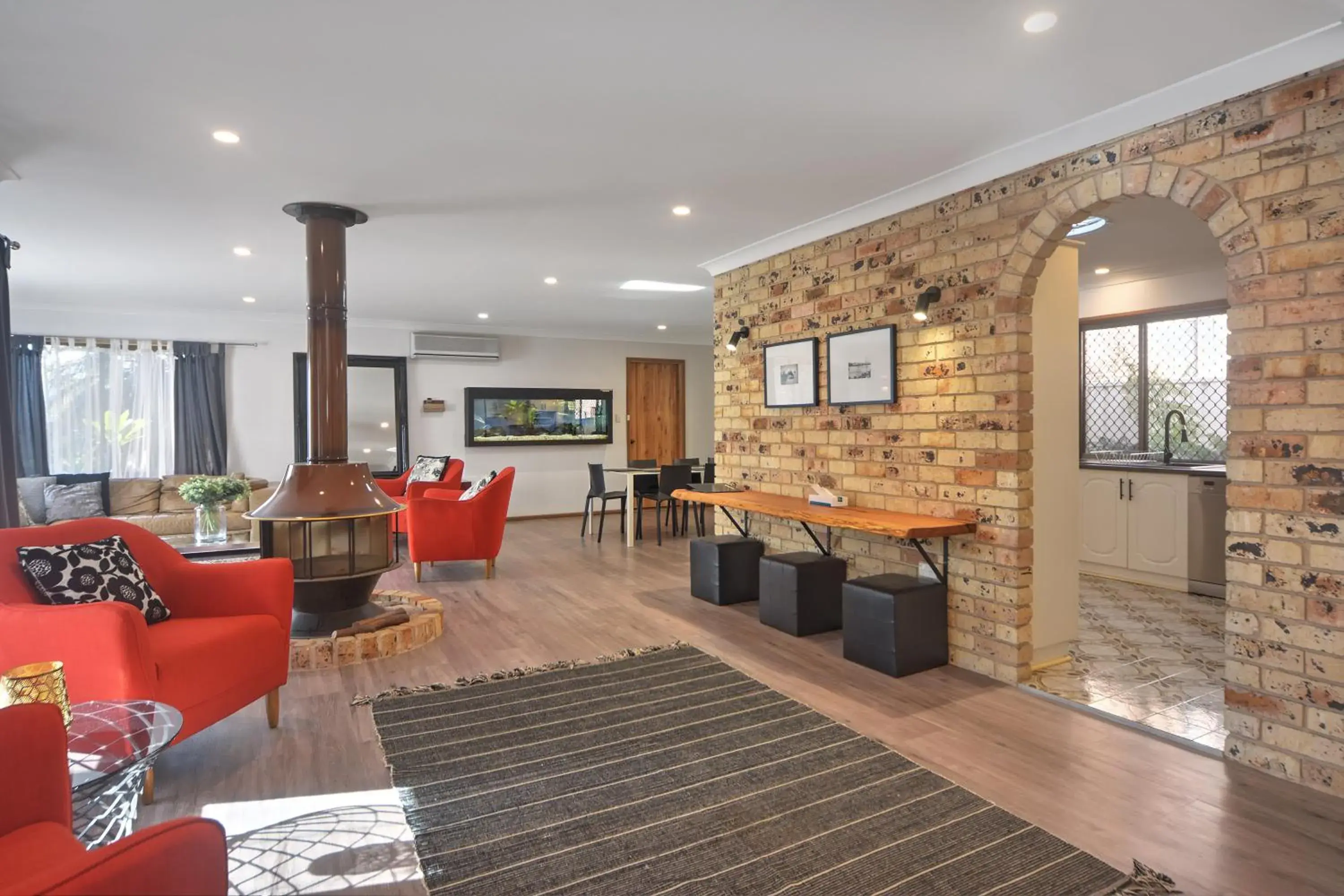 Living room, Lobby/Reception in Pleasant Way River Lodge