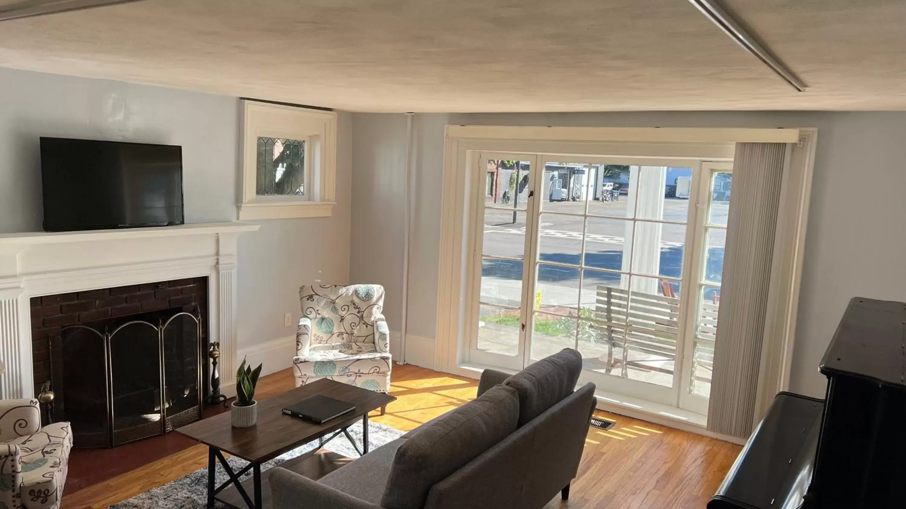 Seating area, TV/Entertainment Center in The Colonial Inn & Creamery