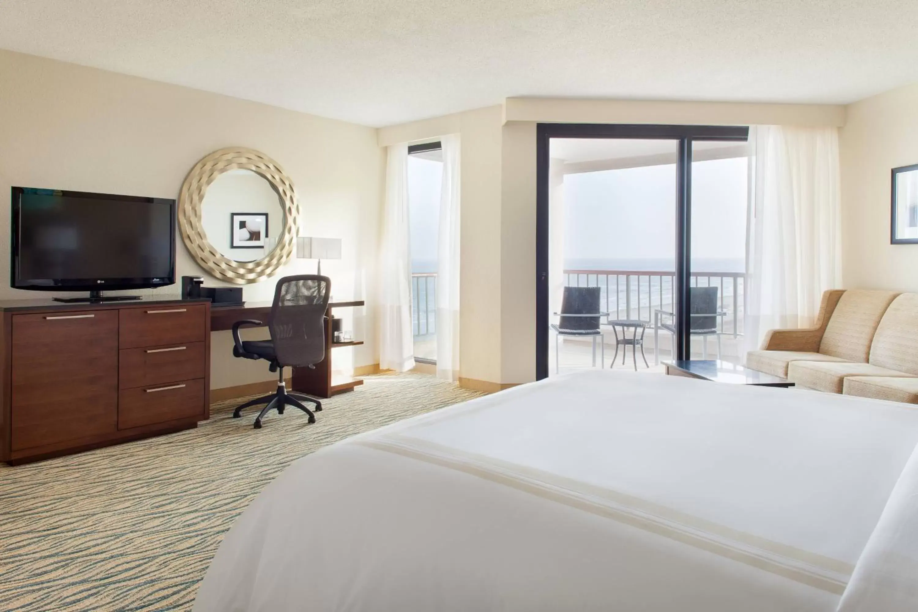 Bedroom, TV/Entertainment Center in Marriott Hilton Head Resort & Spa