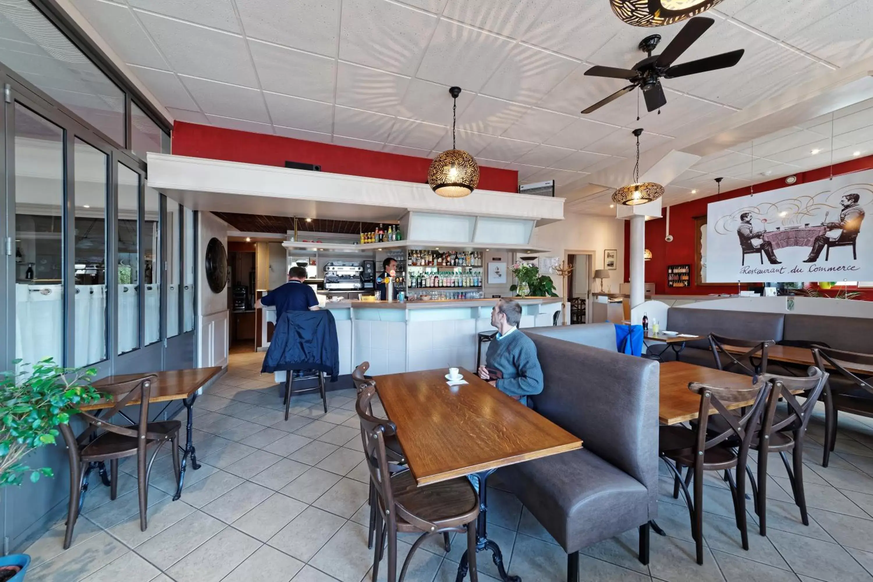 Lounge or bar, Restaurant/Places to Eat in Logis Hôtel Du Commerce