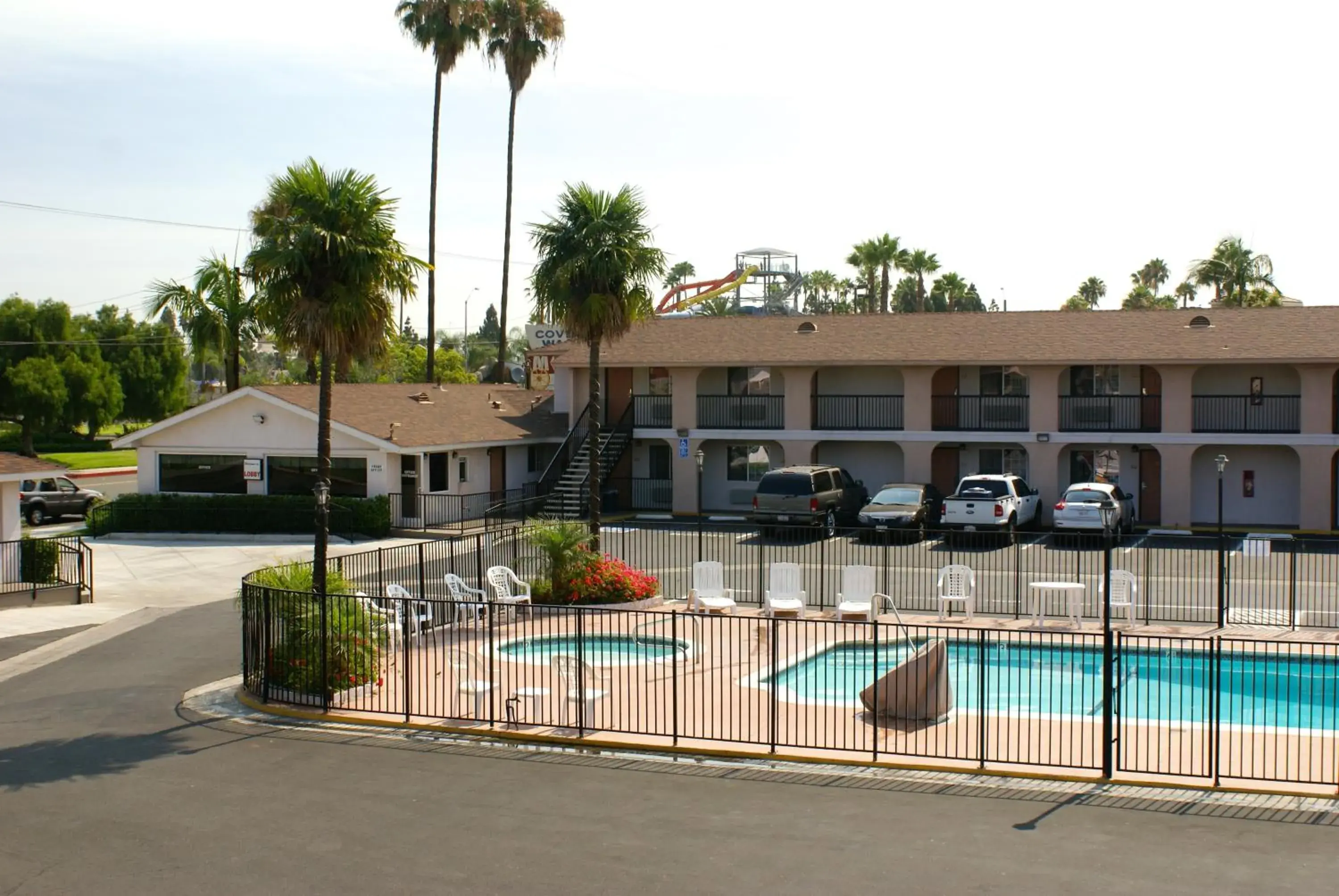 Area and facilities, Pool View in Colony Inn