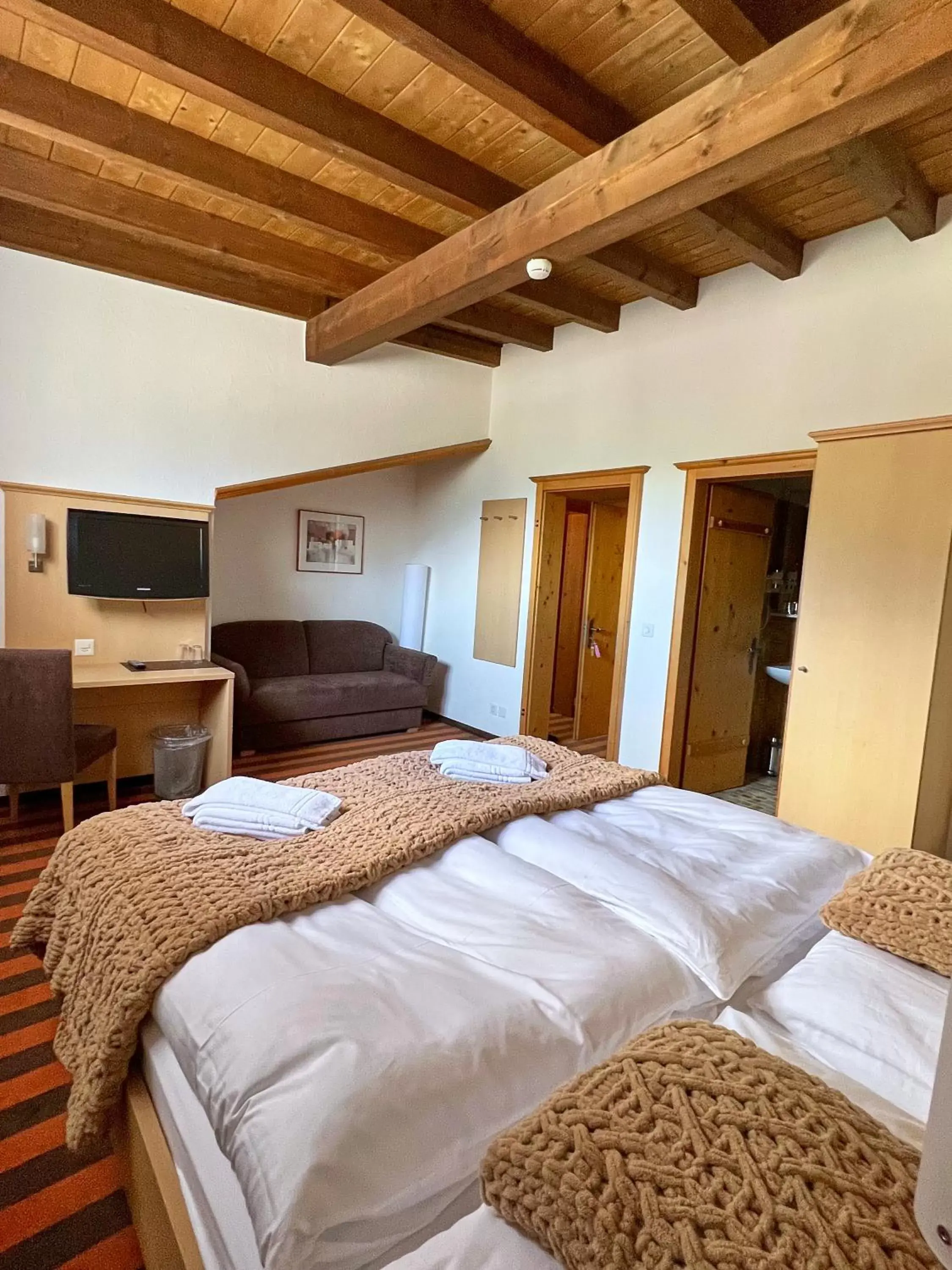 Photo of the whole room, Bed in Madrisa Lodge