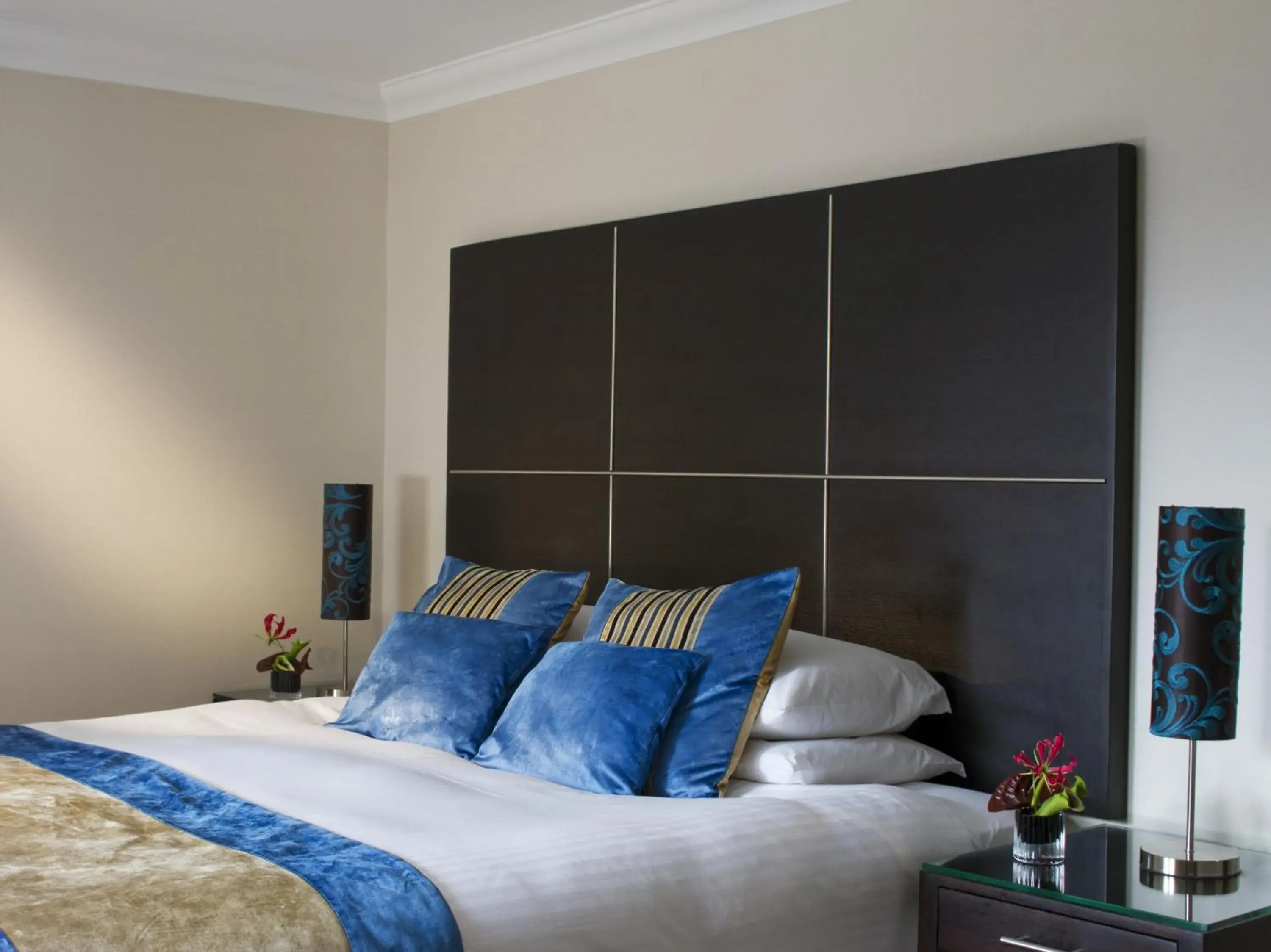 Bed in Rocpool Reserve Hotel and Chez Roux Restaurant