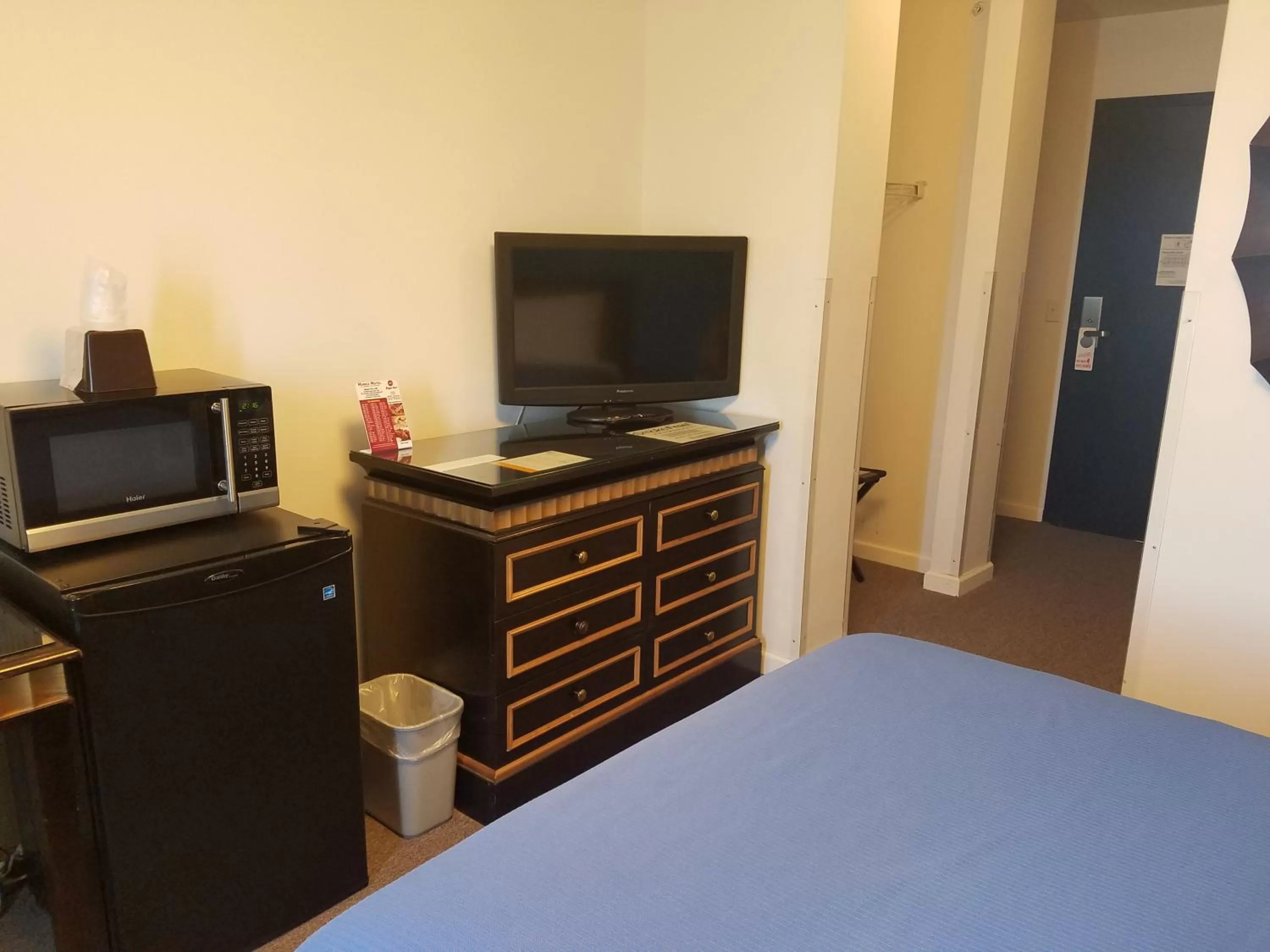 hair dresser, Bed in Ramada by Wyndham Williston