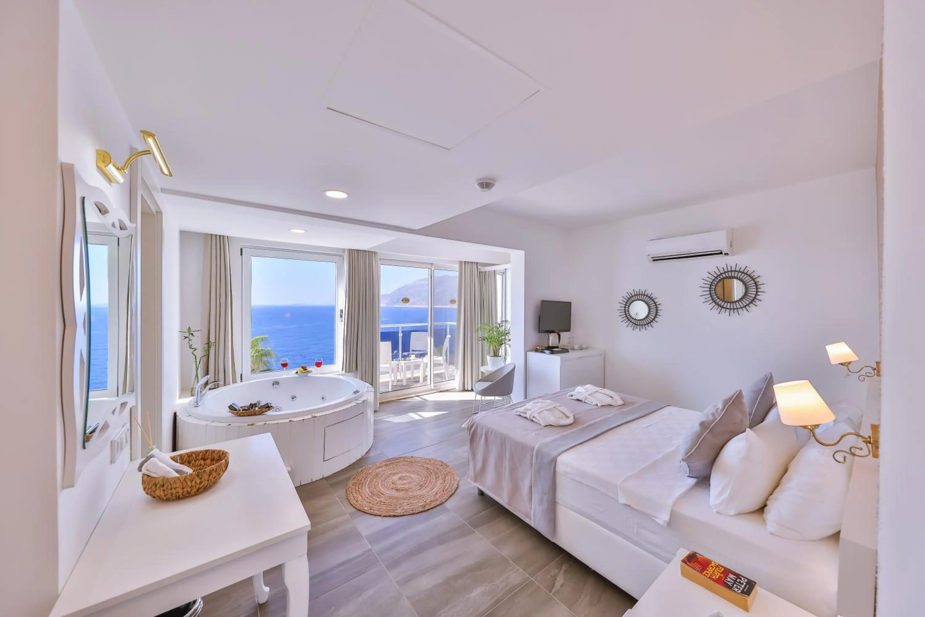 Superior Suite with sea view and Jacuzzi in La Kumsal Hotel