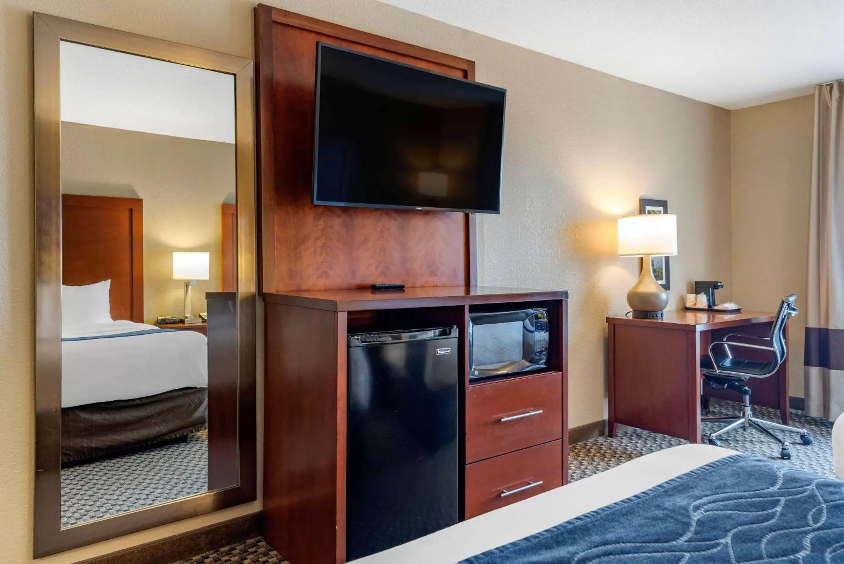 Photo of the whole room, TV/Entertainment Center in Comfort Inn & Suites Blue Ridge