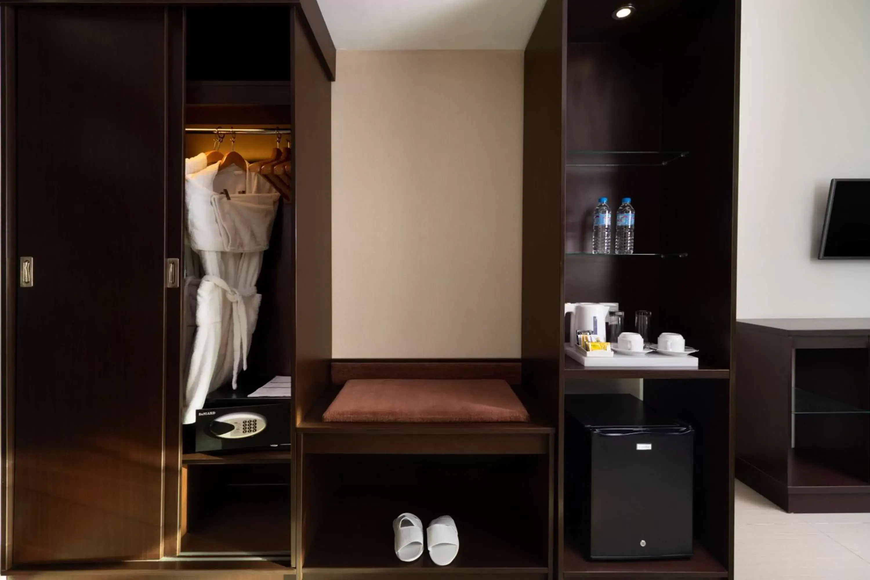 Bedroom, TV/Entertainment Center in Best Western The Lagoon Hotel