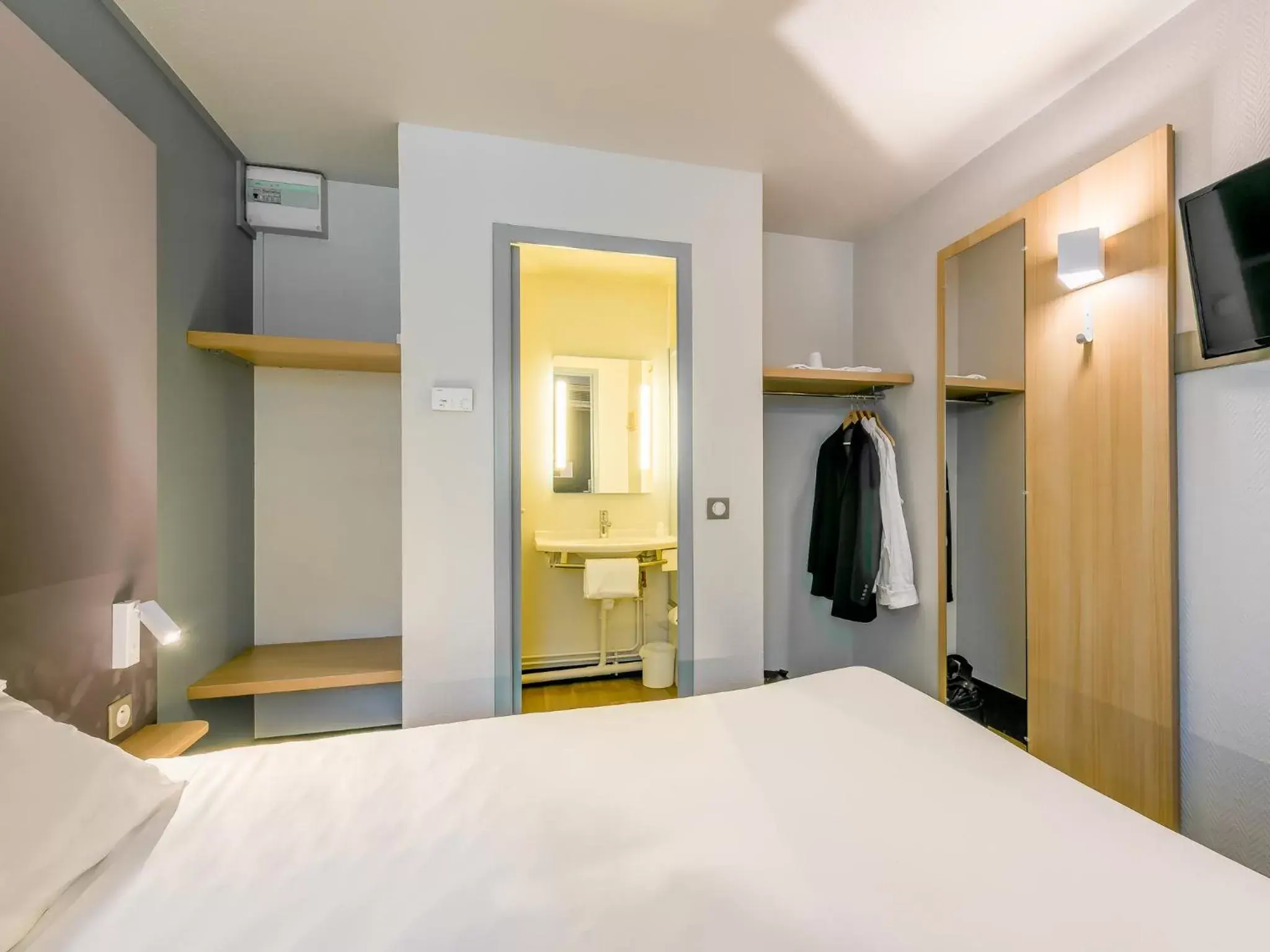 Bedroom, Bed in B&B HOTEL Nancy Laxou Zenith