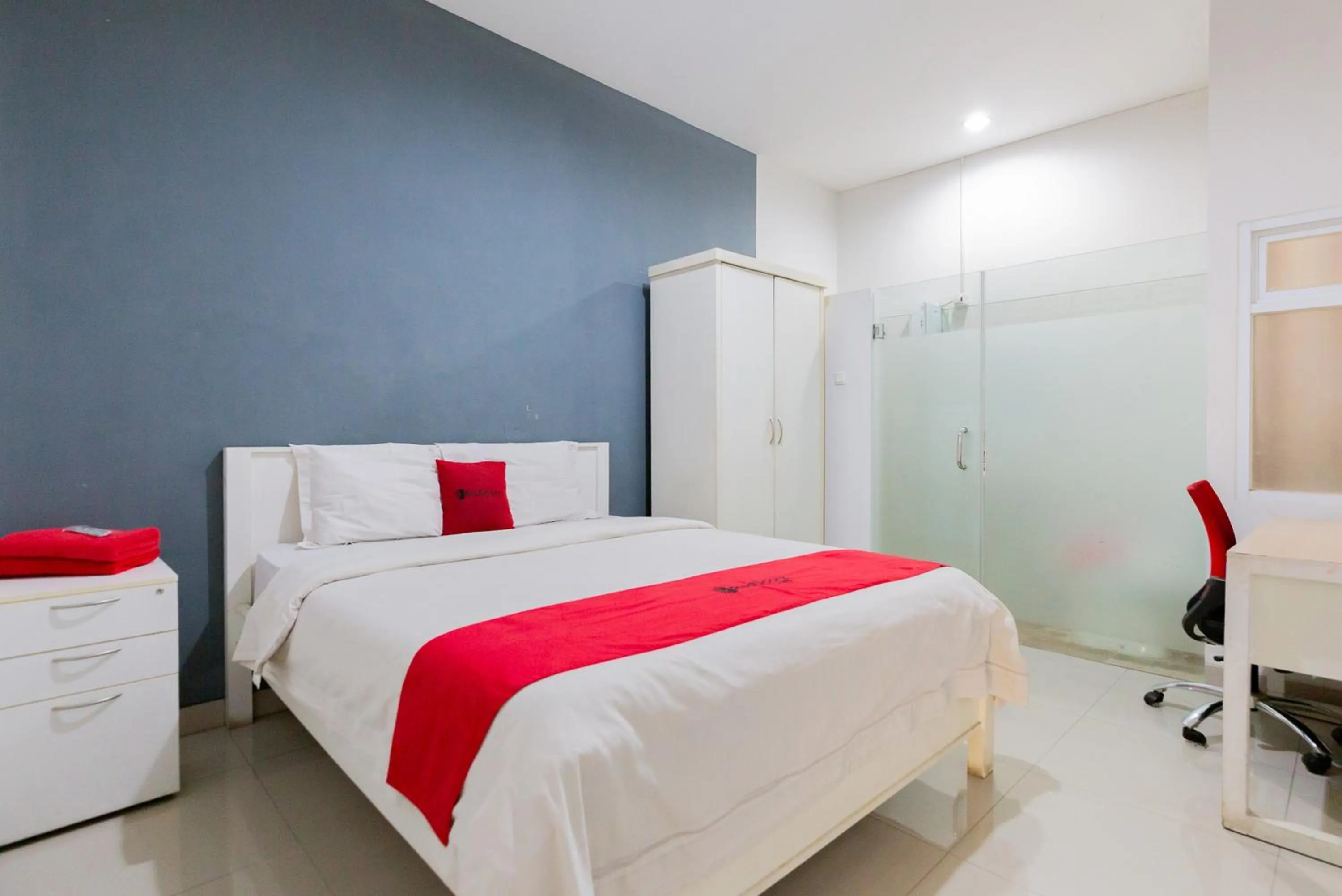 Bed in RedDoorz Plus near Living Plaza Jababeka