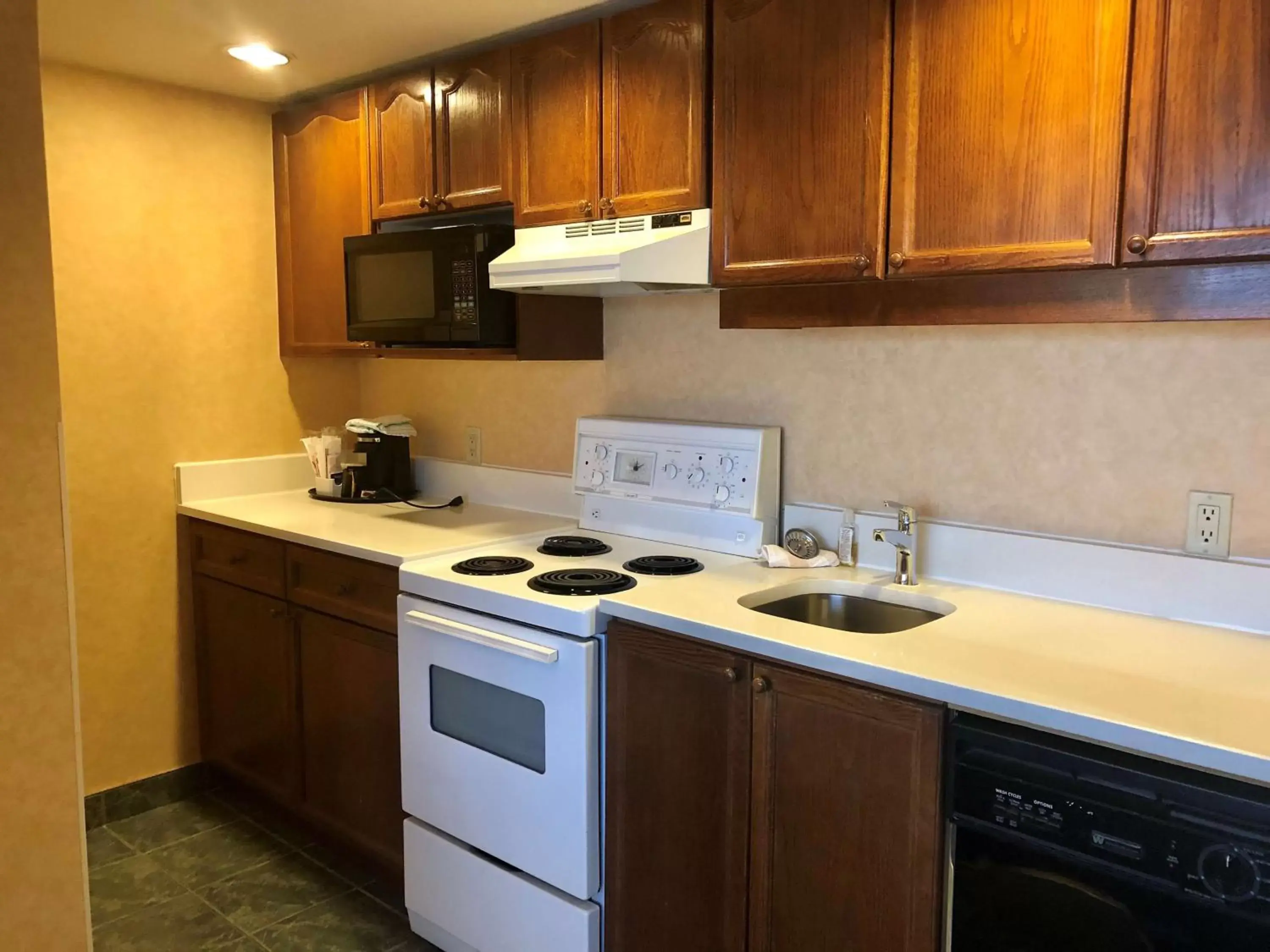 Kitchen or kitchenette, Kitchen/Kitchenette in Best Western Plus Suites Downtown Calgary