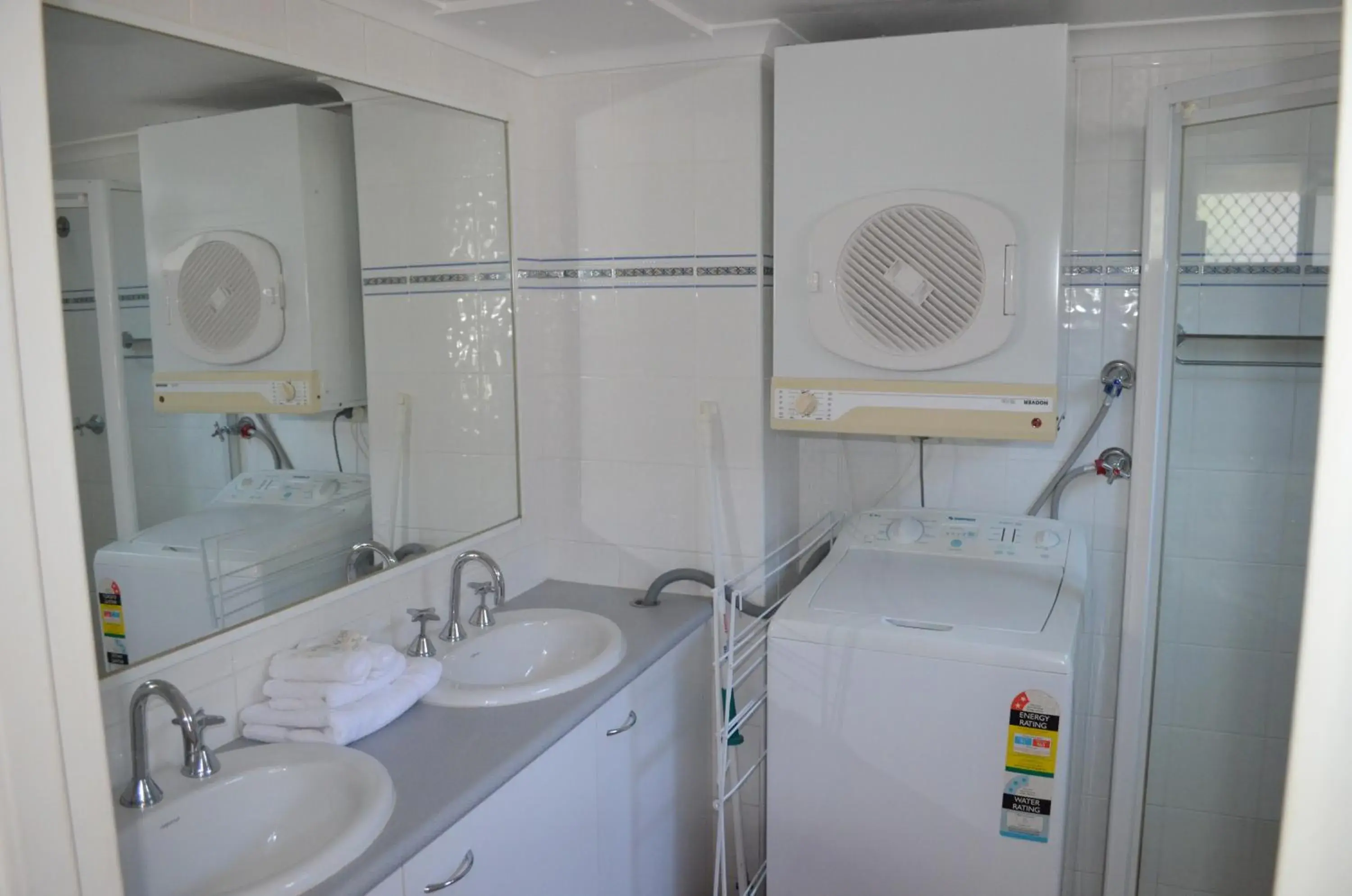 Bathroom in Enderley Gardens Resort