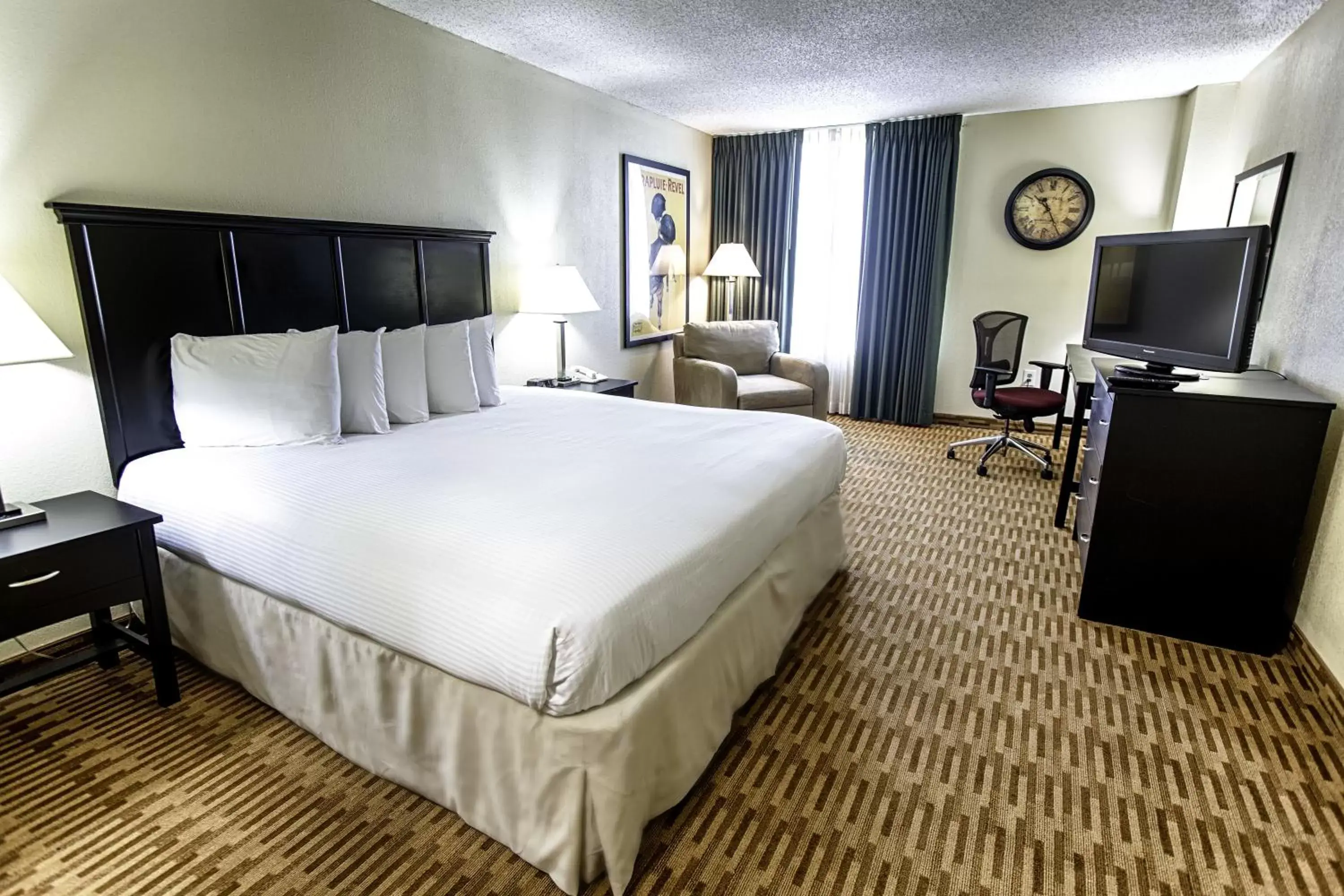 Traditional King Room in Hotel Capstone Traditional King Room in Hotel Capstone