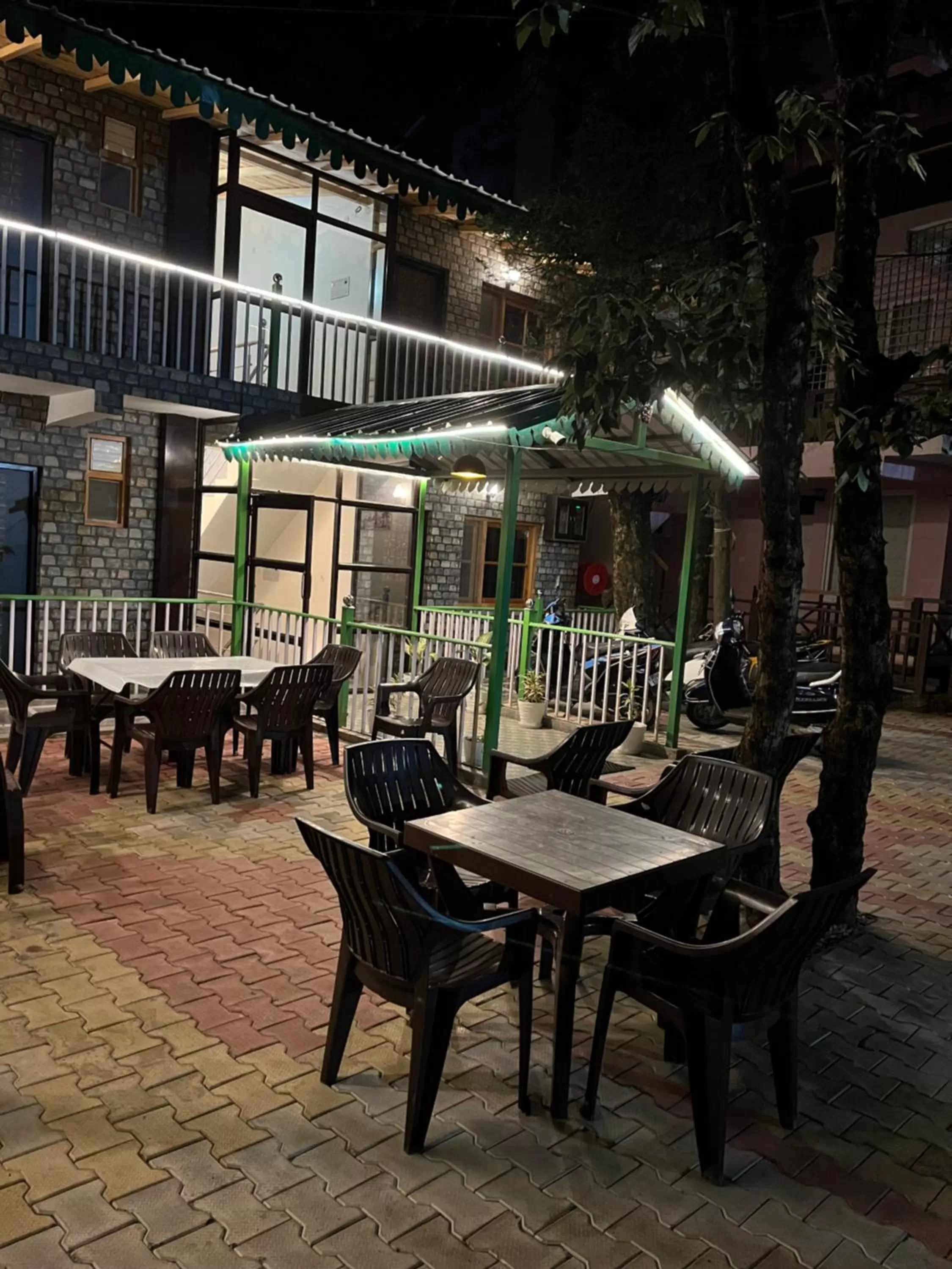 Restaurant/Places to Eat in Cedar Woods Resort