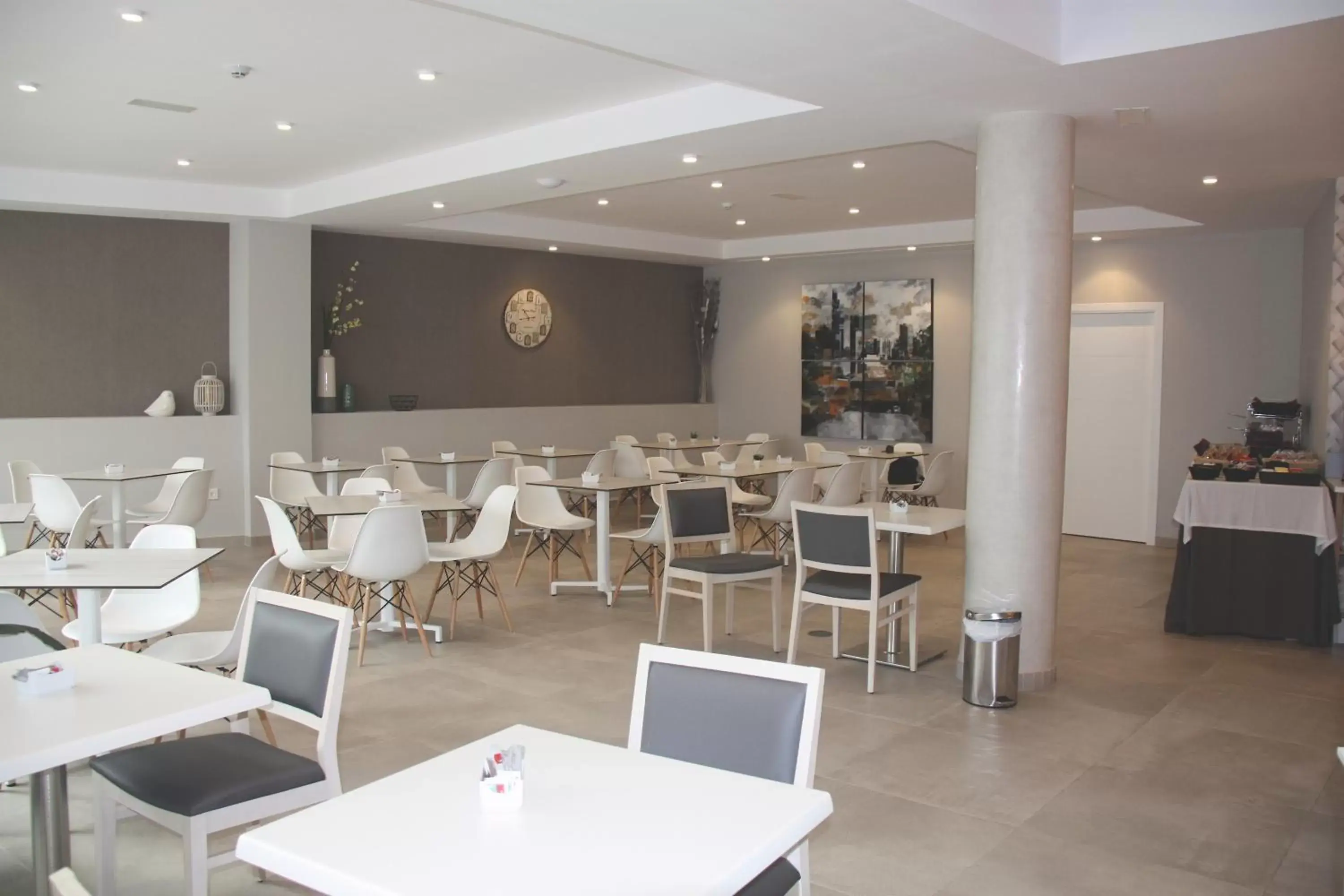 Restaurant/Places to Eat in Hotel Puerta del Mar