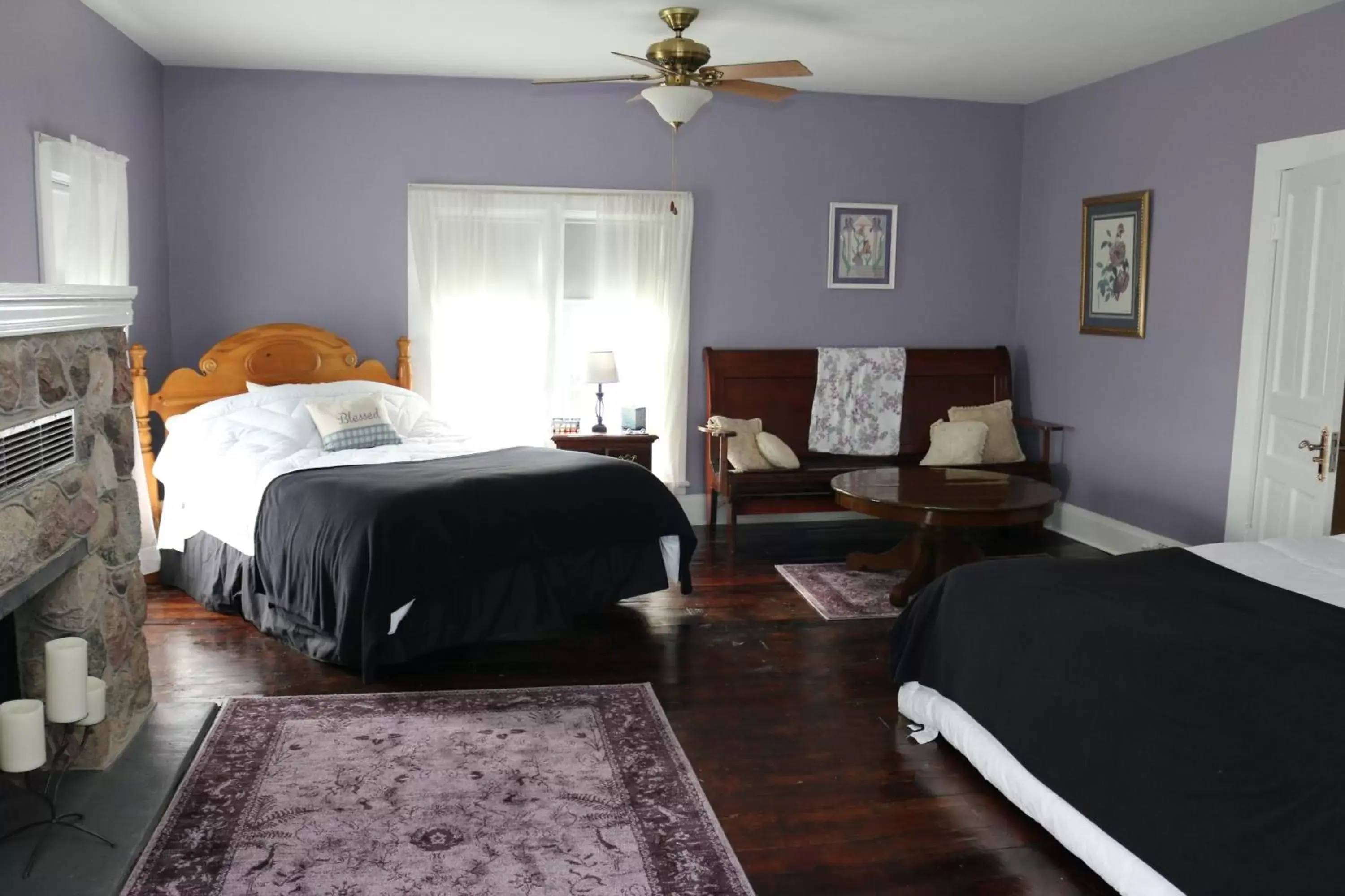 Seating area, Bed in LOJ BNB