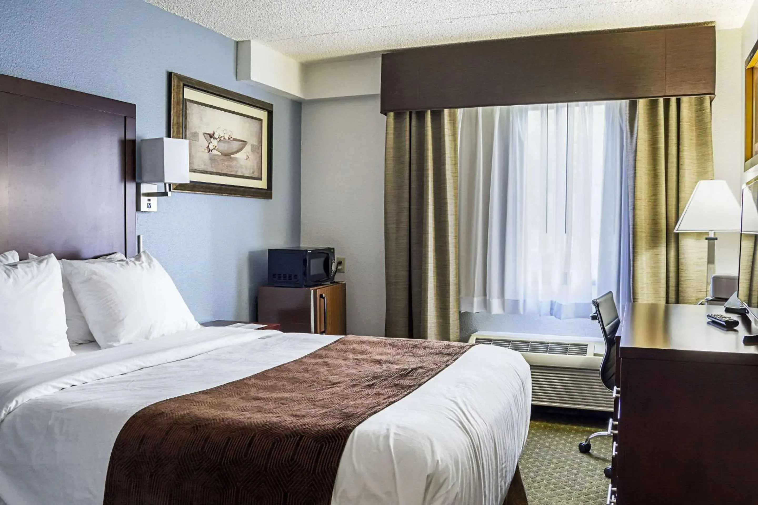 Photo of the whole room, Bed in Quality Inn & Suites Clackamas - Portland