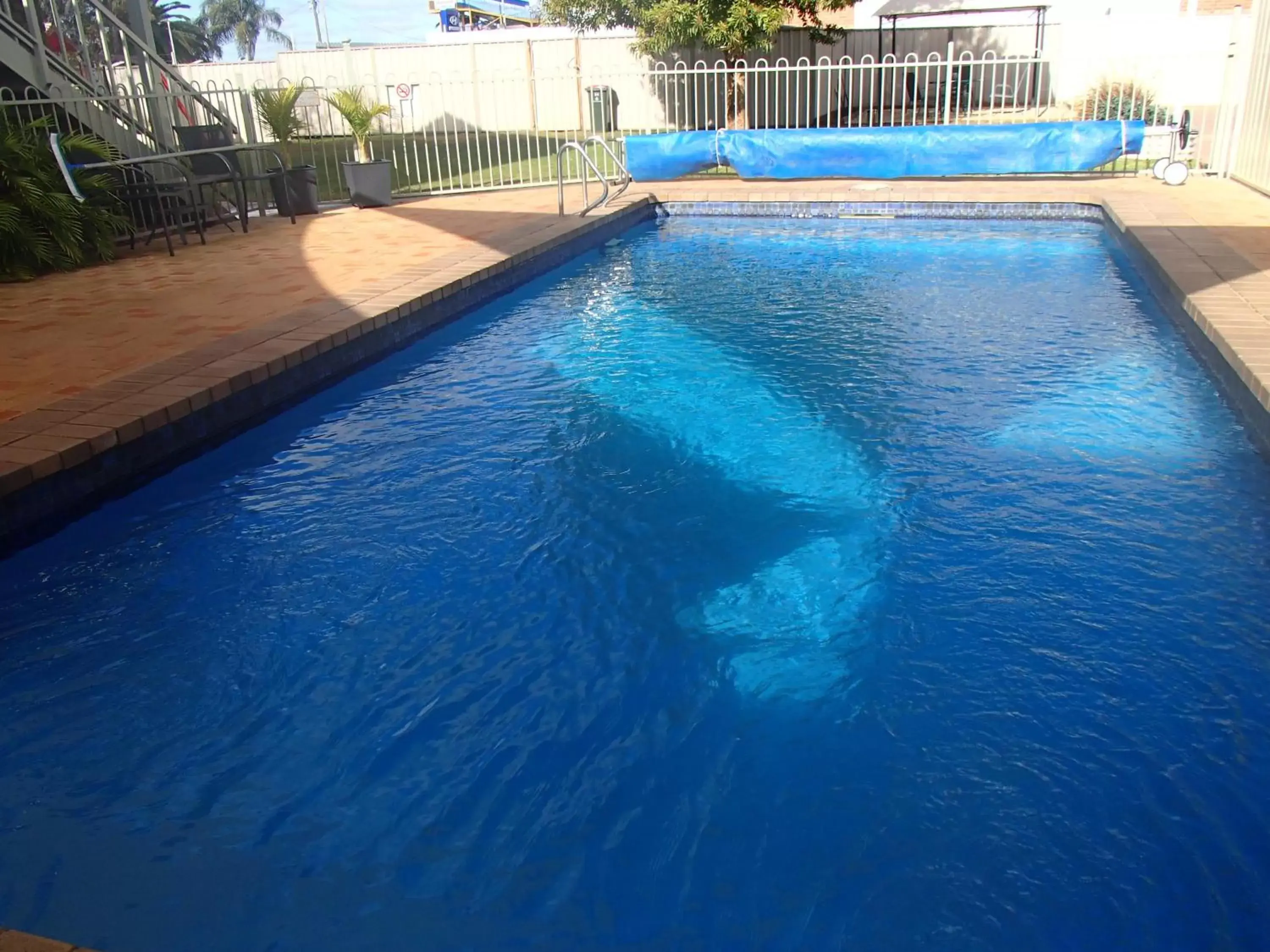 Swimming Pool in City Colonial Motor Inn